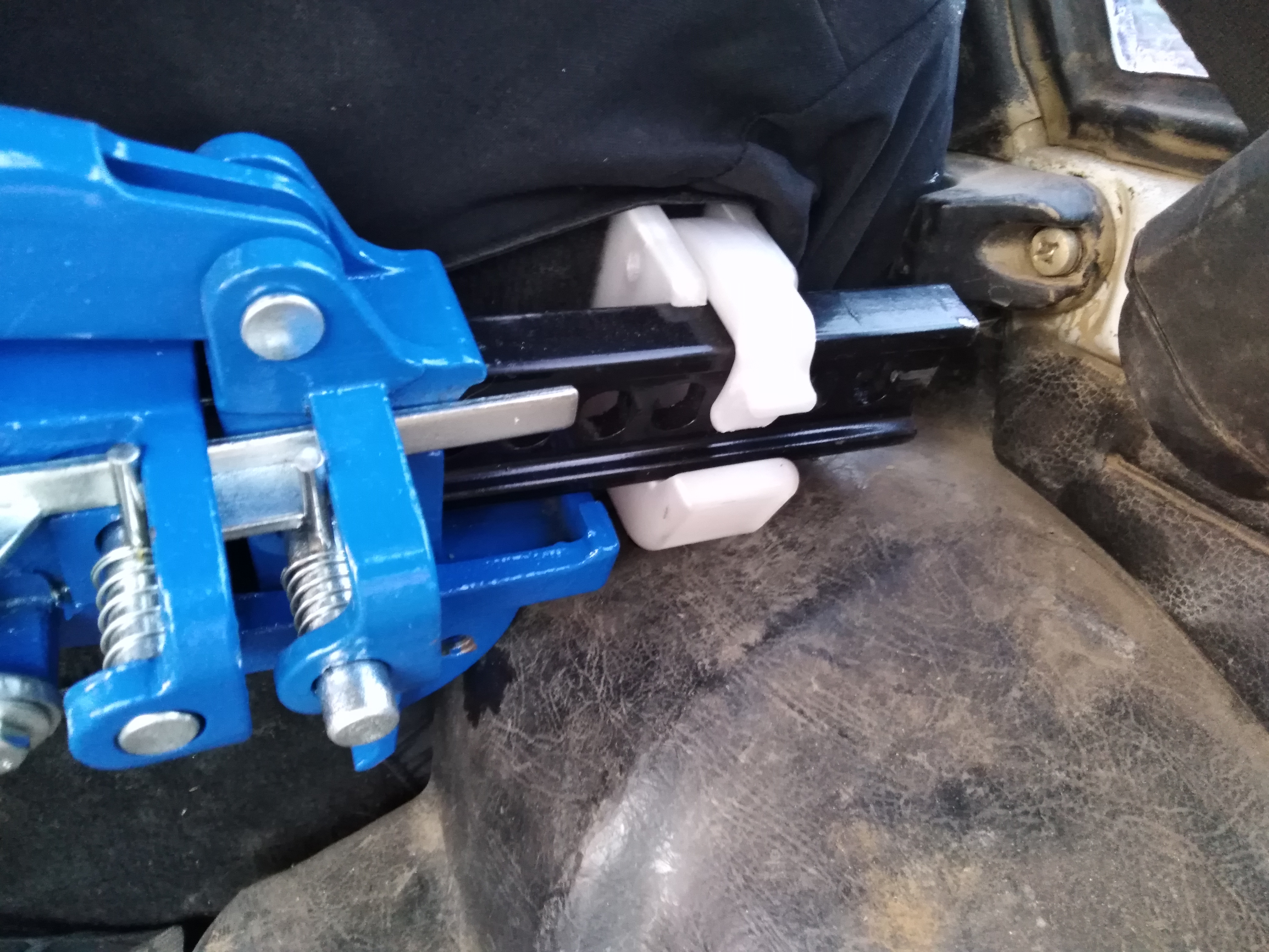 Dikey bir yüzeyde Rheok-Jack rafı (yüksek kaldırma jakı, çiftlik jack, Hayzhek, hai-jack). (Plastik Aparattır!!!)