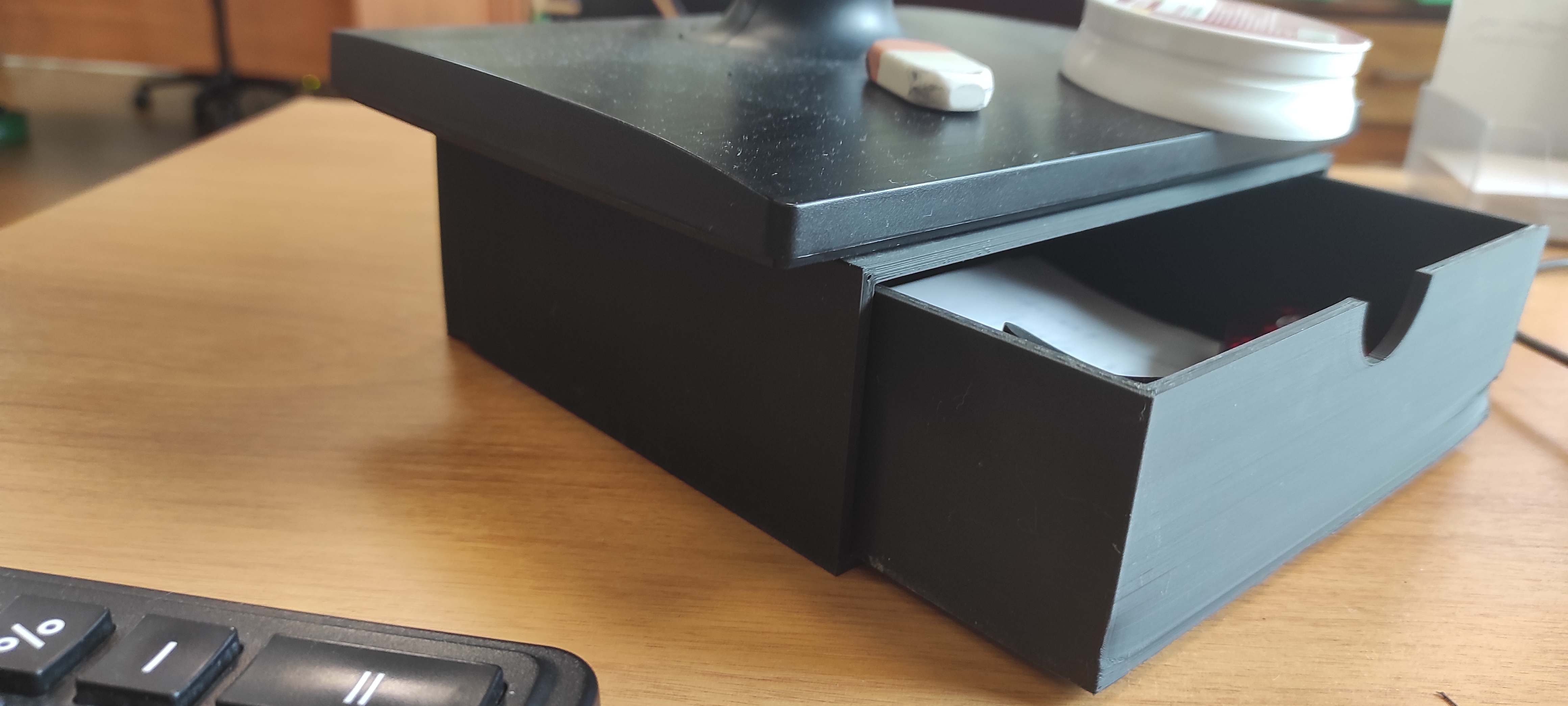 Çekmeceli bir monitör için tedarik (Plastik Aparattır!!!)