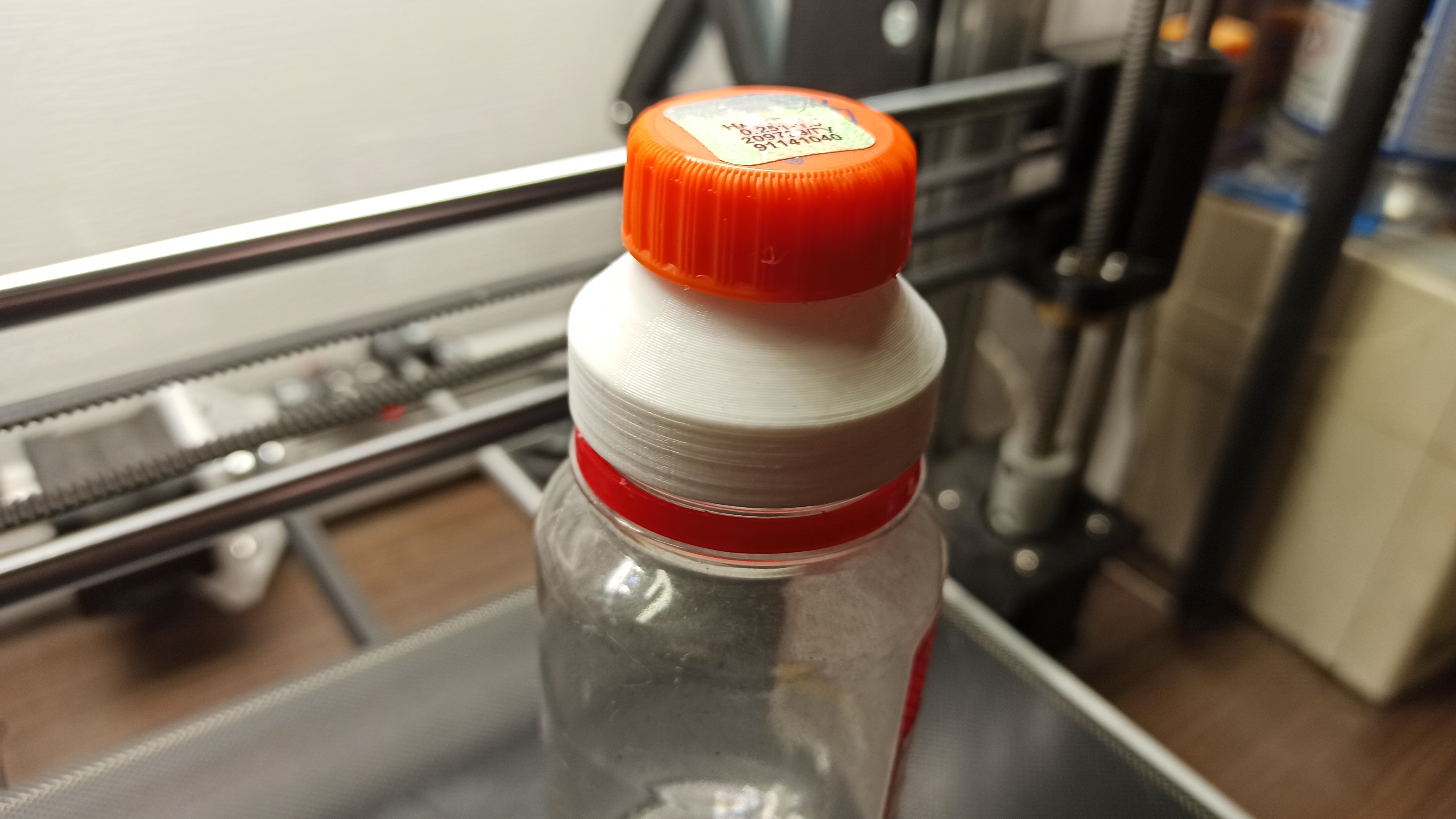 Küçük bir boğazlı bir şişe için adaptör (Plastik Aparattır!!!)
