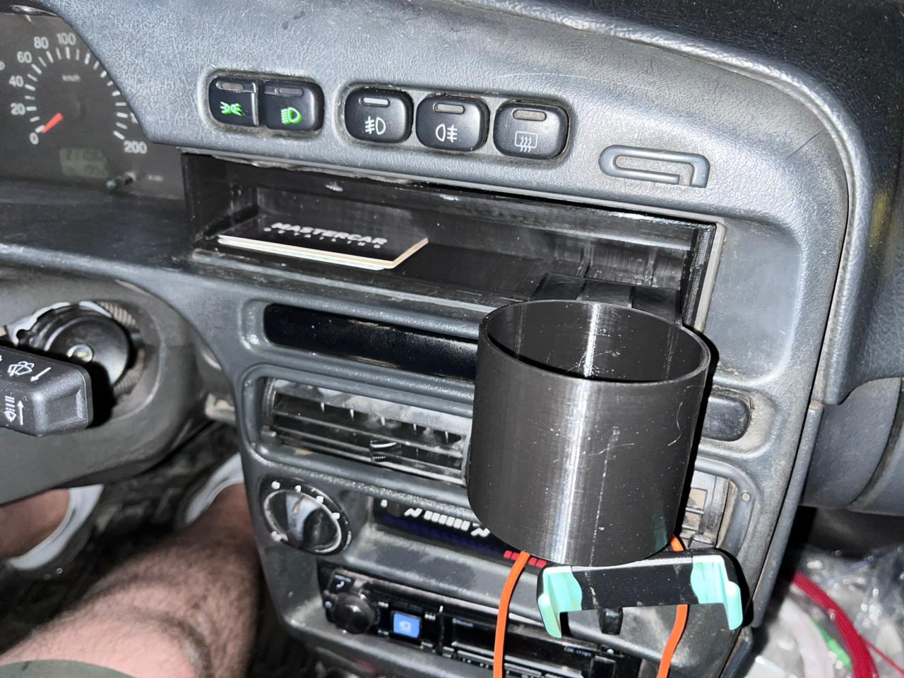 VAZ 2113,14,15 fişi yerine torpido gözü ve bunun için bardak tutucu (Plastik Aparattır!!!)