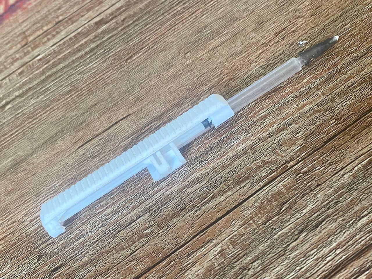 İnce bir şırınga 1 ml için bir cihaz. (Plastik Aparattır!!!)