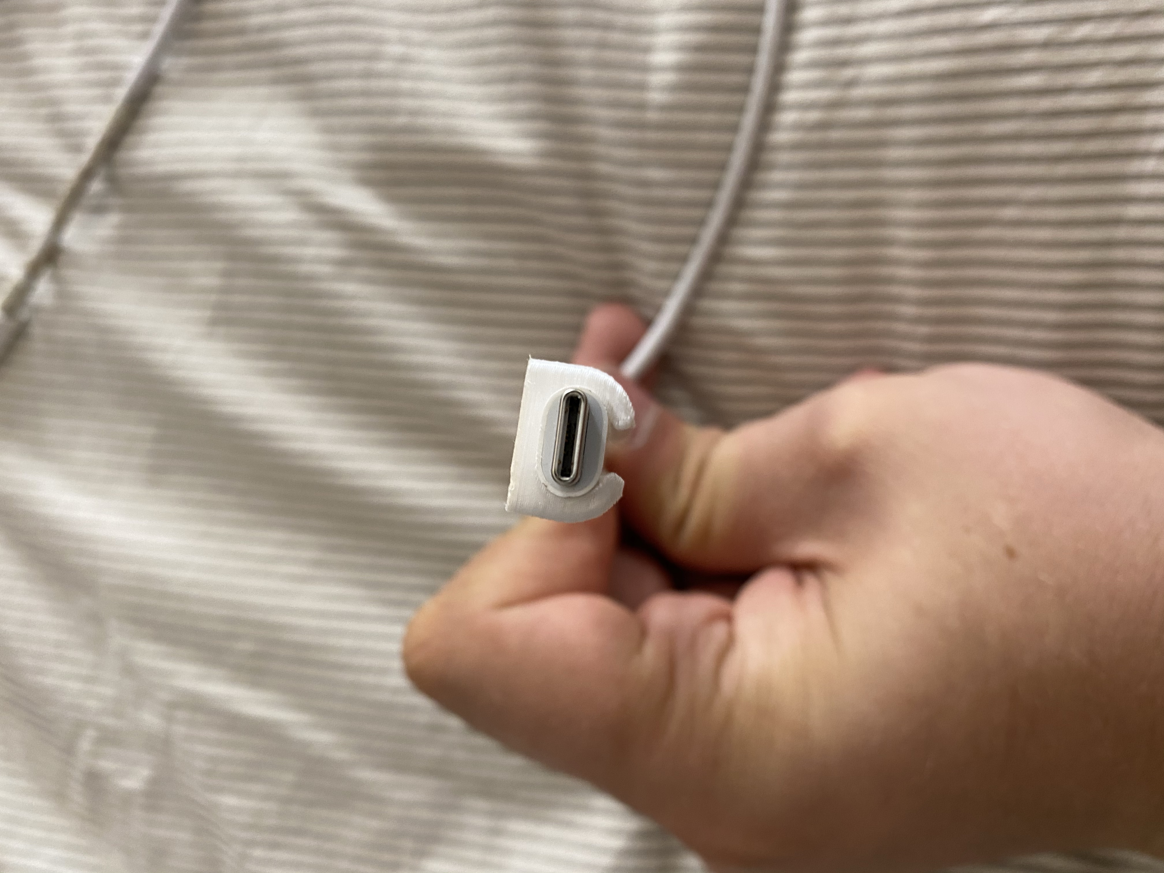 MacBook Pro USB-C için Kablo Koruması (Plastik Aparattır!!!)