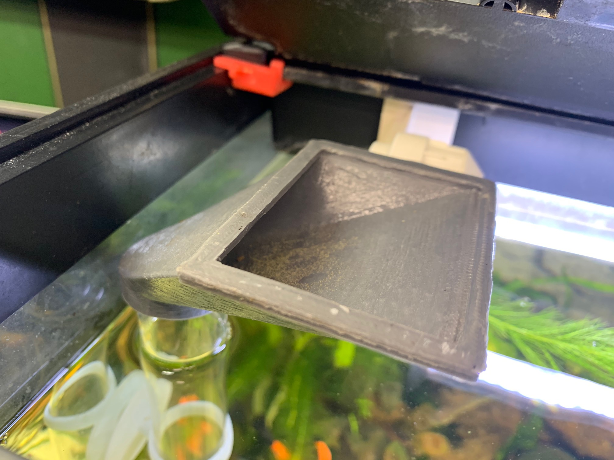 JUWEL Akvaryumunda otomatik besleyicinin altındaki balıkları beslemek için huni (Plastik Aparattır!!!)