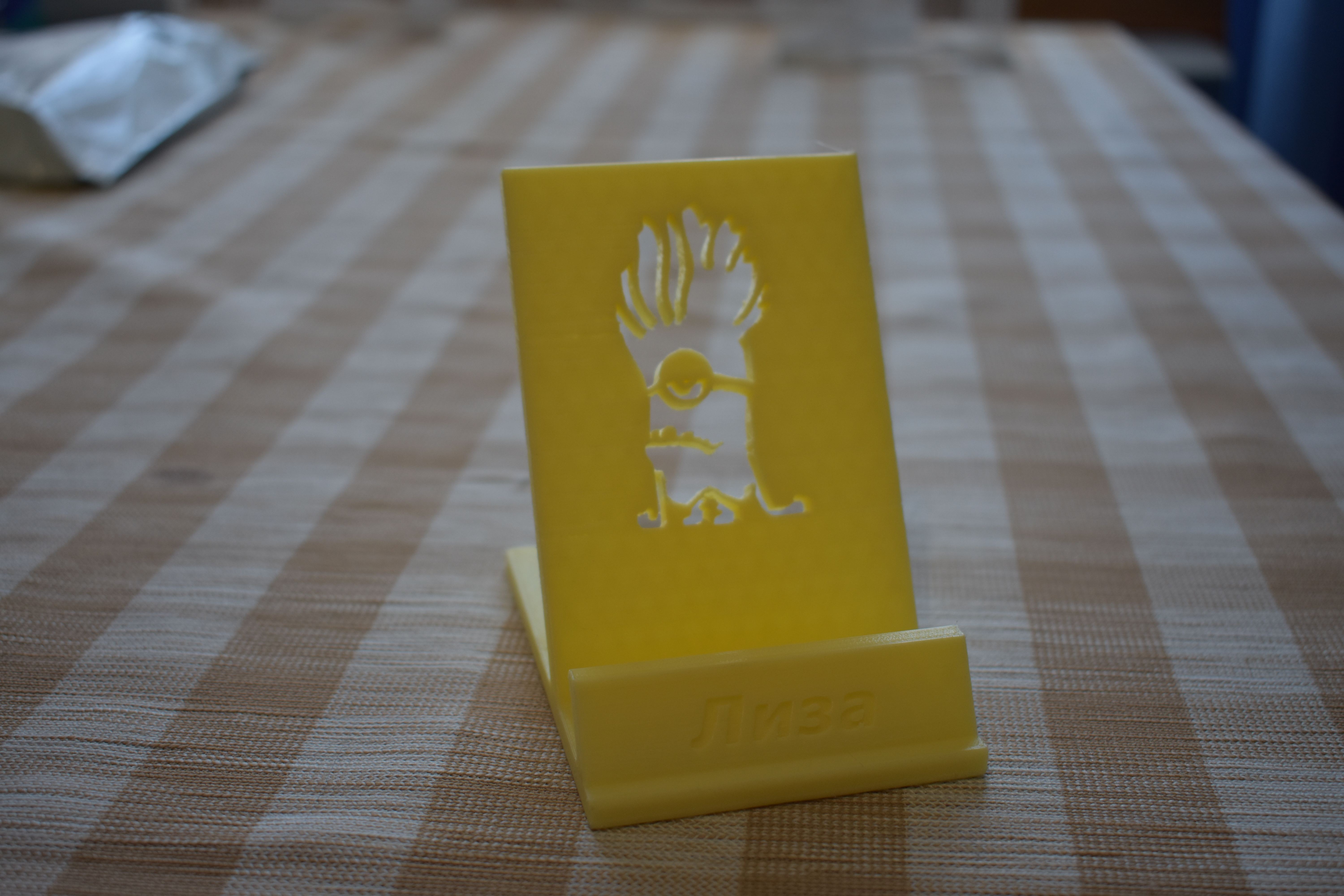 Kötü bir minyon telefonunun altında köle (Plastik Aparattır!!!)