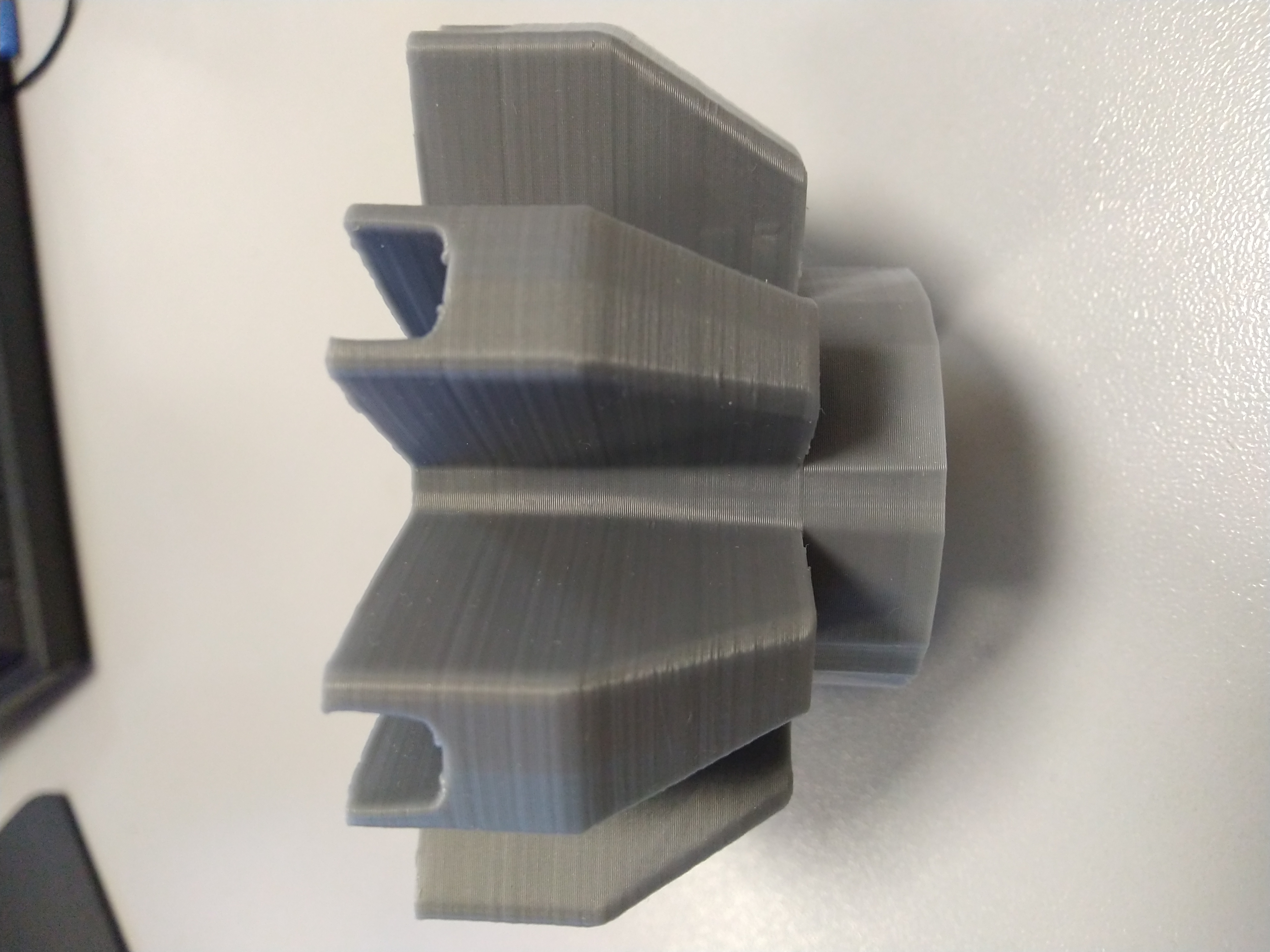 Yapay bir Noel ağacının detayı (dal sahibi). (Plastik Aparattır!!!)