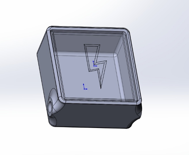 Güç kablosunun bir bölümünde bir sabitleme ile akıllı bir evin rölesinin gövdesi. (Plastik Aparattır!!!)