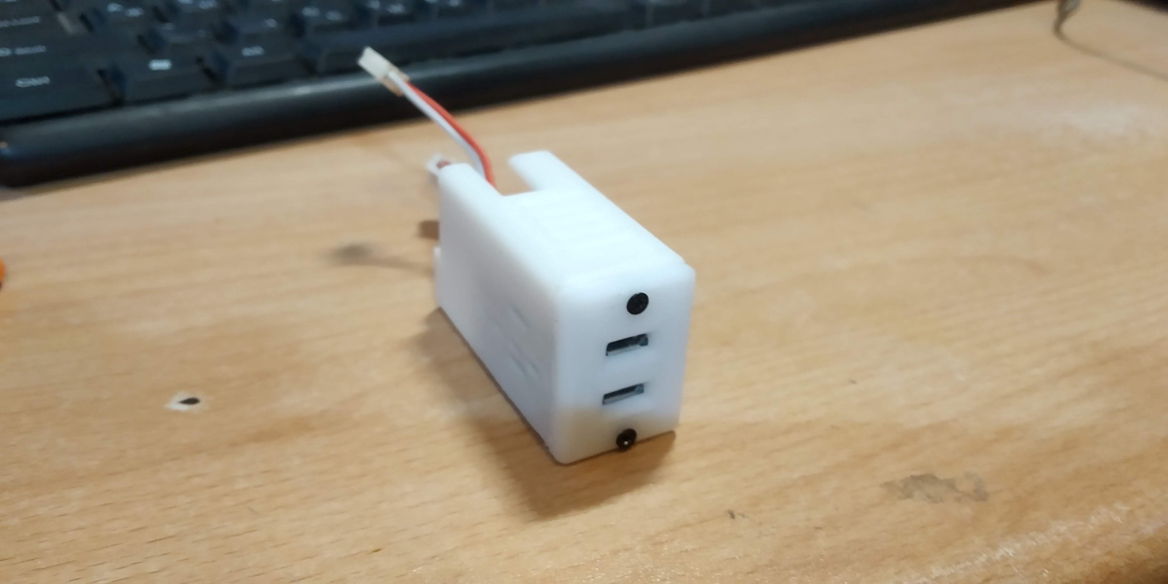 kablolar ve konektörler için bir bölmeye sahip iki LI-ion şarj cihazı kartı için muhafaza (Plastik Aparattır!!!)