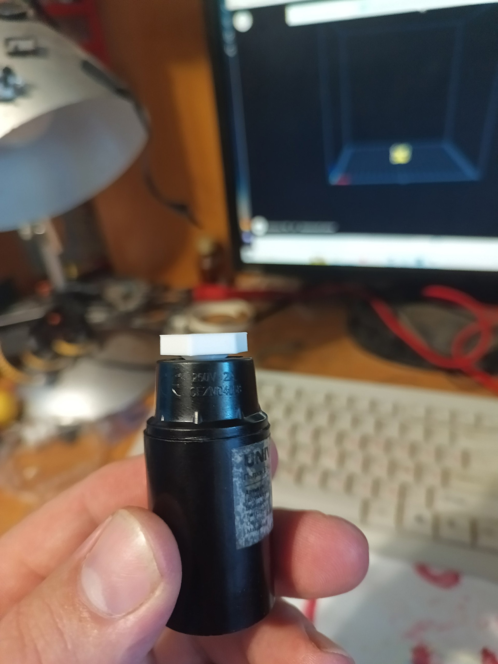 E14 kartuşu için bir deliğe sahip bir cıvata. (Plastik Aparattır!!!)