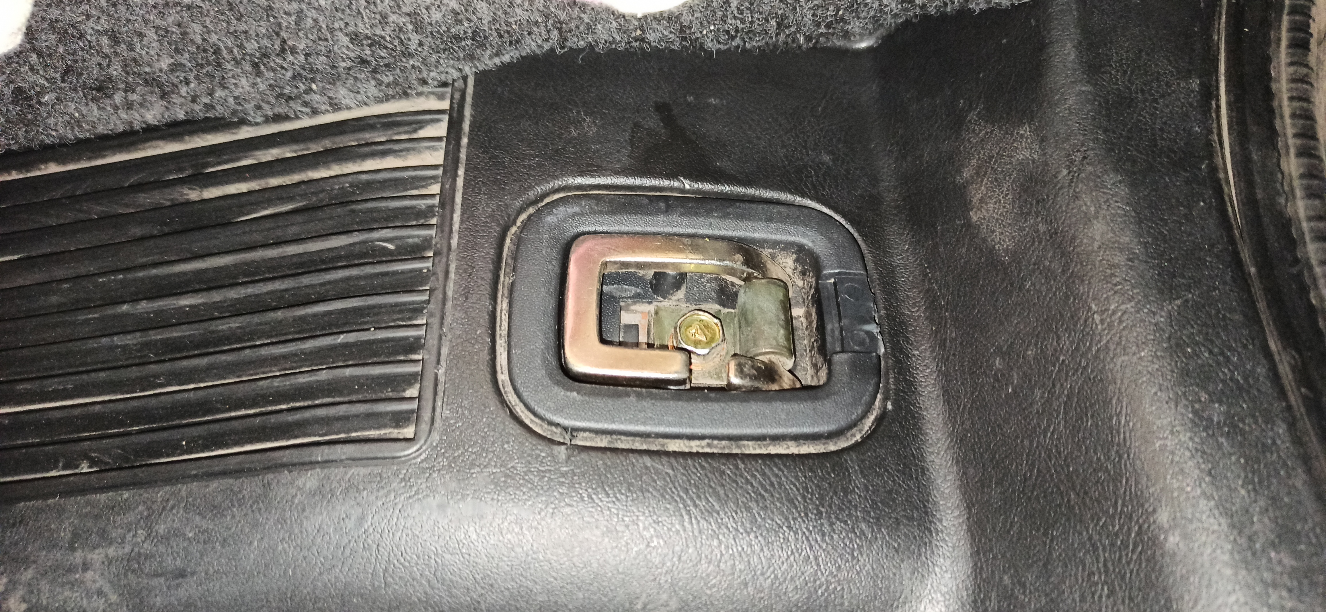 Mitsubishi Pajero Pinin Bagaj Kancası (Plastik Aparattır!!!)