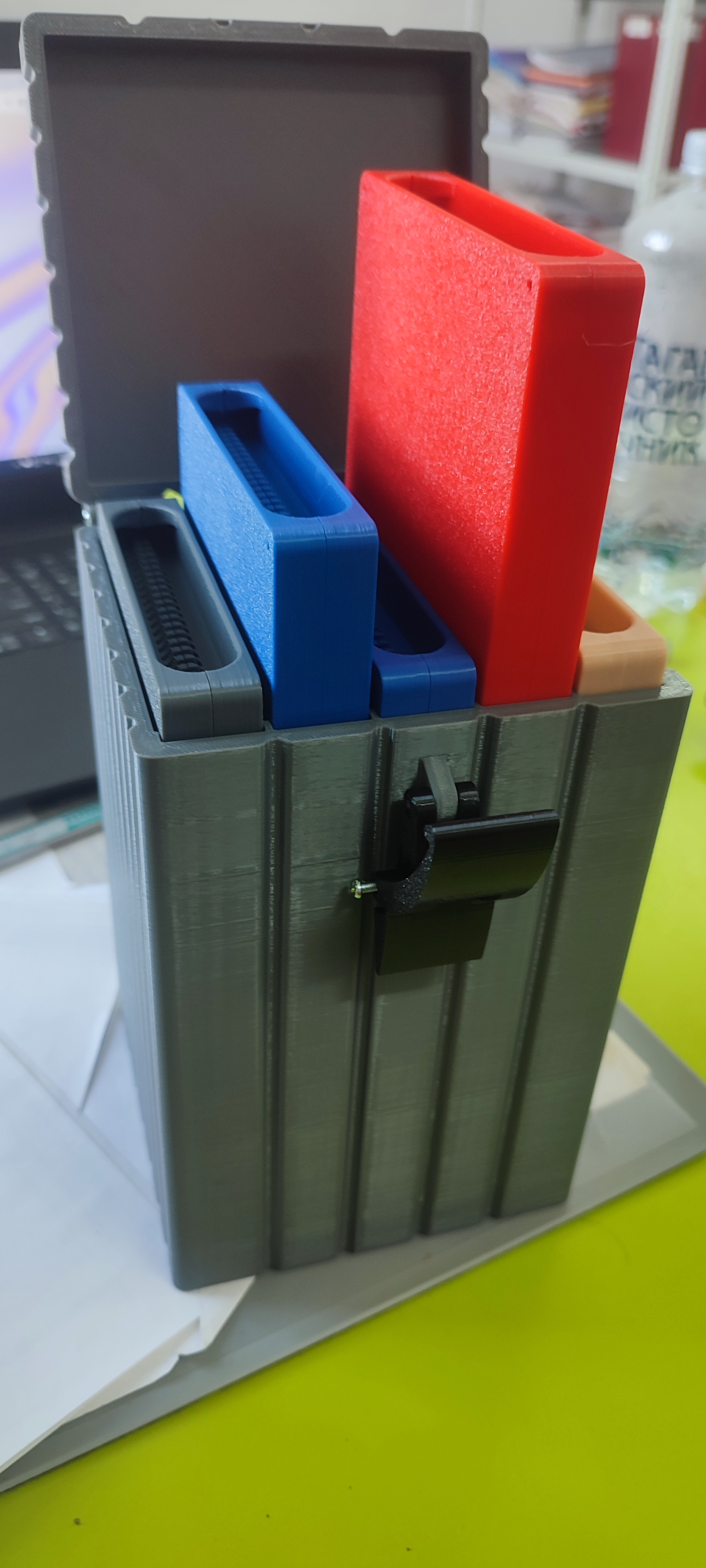 Бокс с крышкой с креплением для ликтрос для хранения 5 коробок для мух (103х175х20)