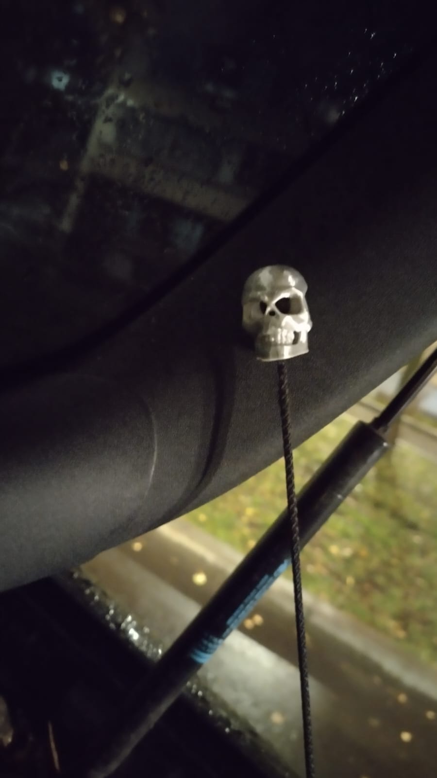 крепление подвеса задней полки в хэтчбек *череп*