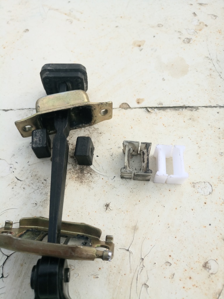 Honda Stream 2003. Ограничители в дверях.