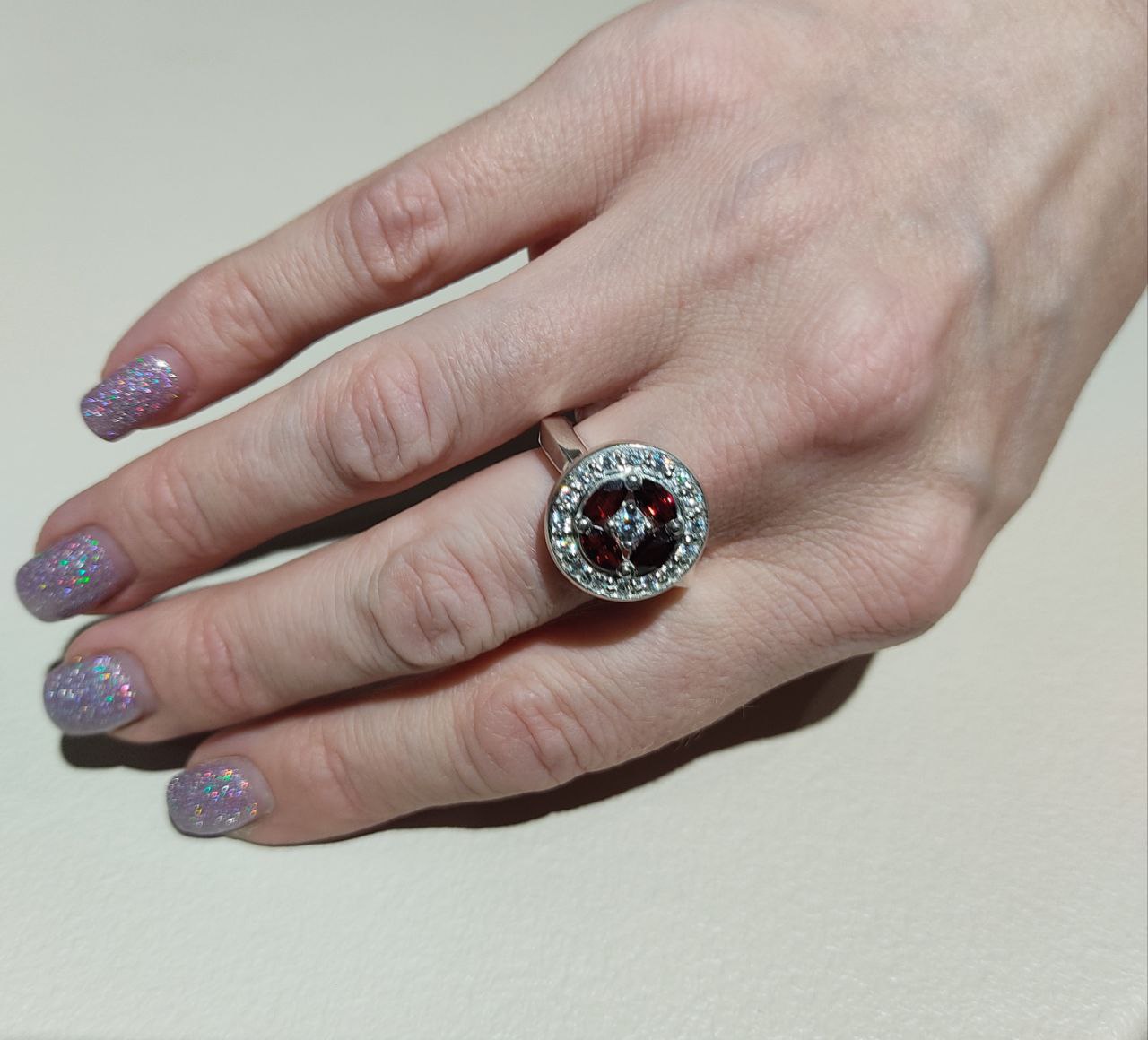 ЖЕНСКОЕ КОЛЬЦО С КРУГЛОЙ ПЛОЩАДКОЙ