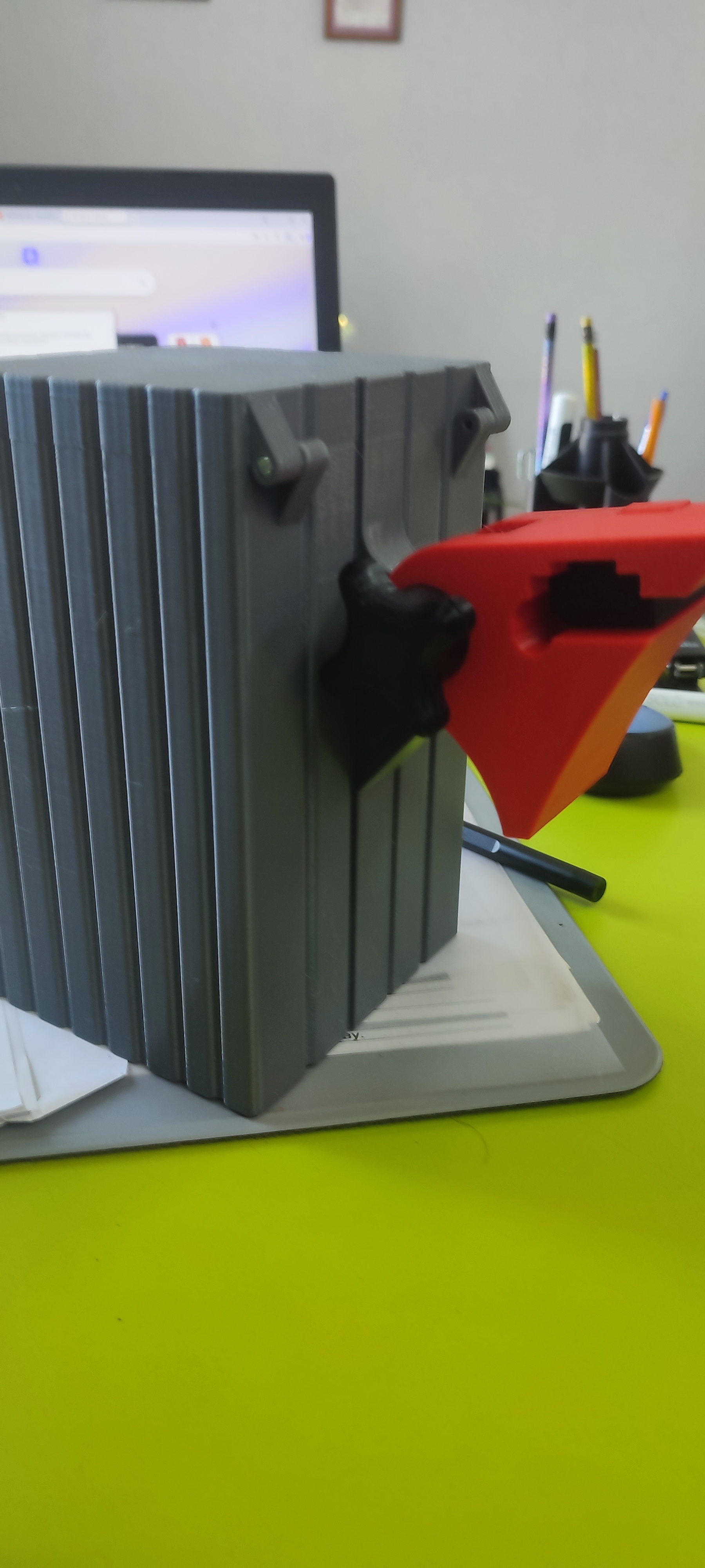 Бокс с крышкой с креплением для ликтрос для хранения 5 коробок для мух (103х175х20)