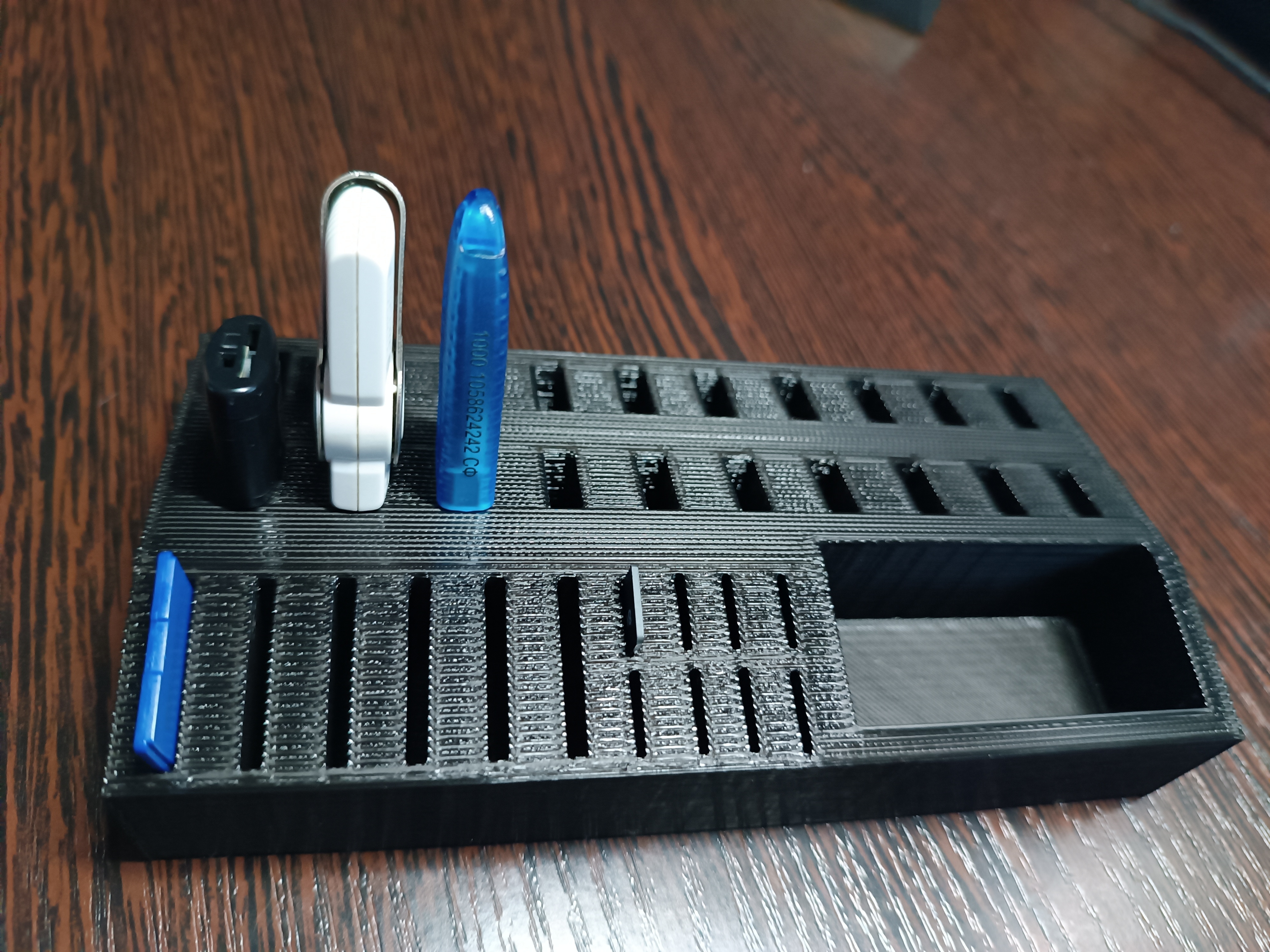 Органайзер для флешек (20 USB, 6 SD, 8 MicroSD) + рундук для брелков и т.д.