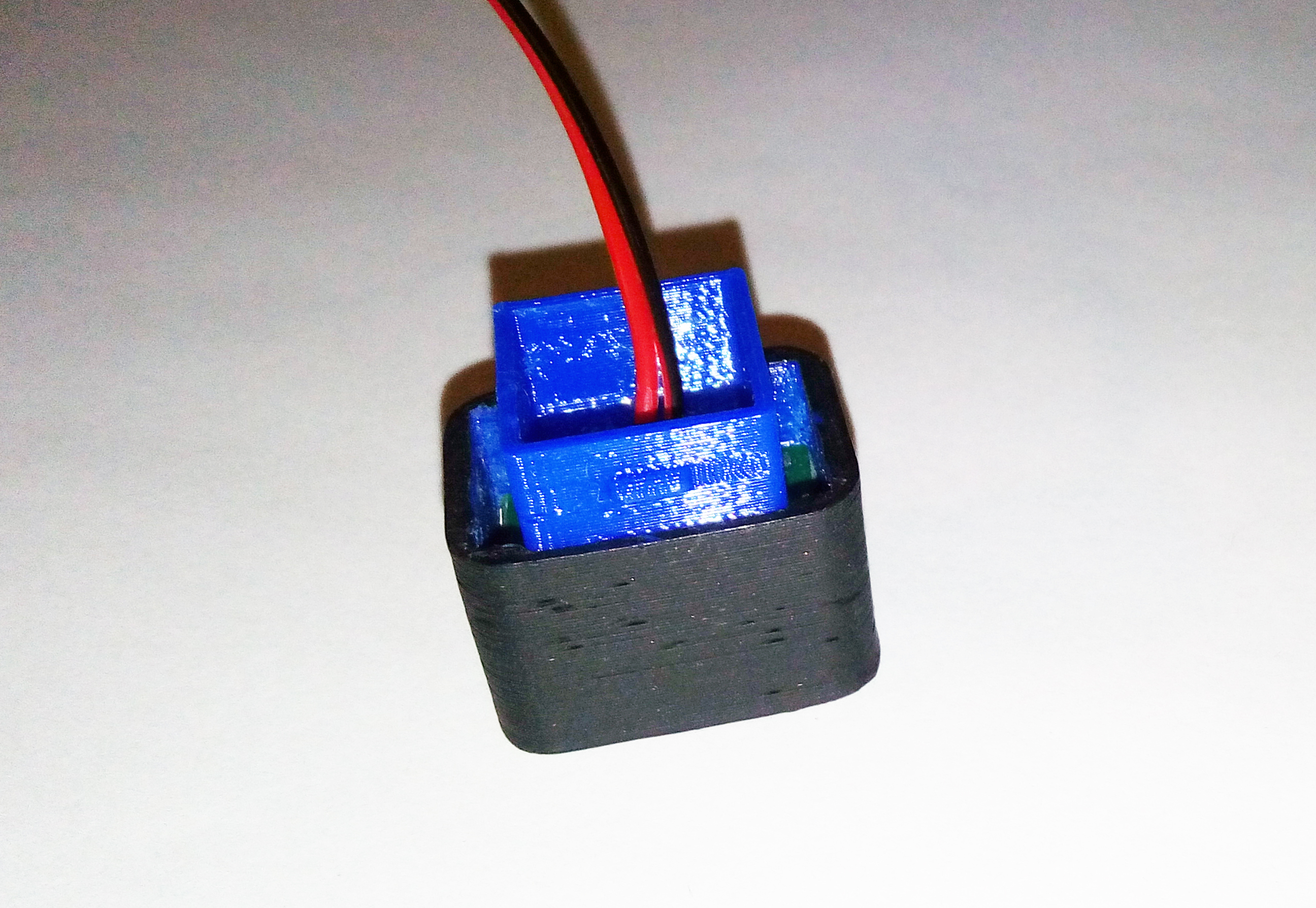 Корпус цифрового вольтметра вместо заглушки кнопки панели приборов ВАЗ