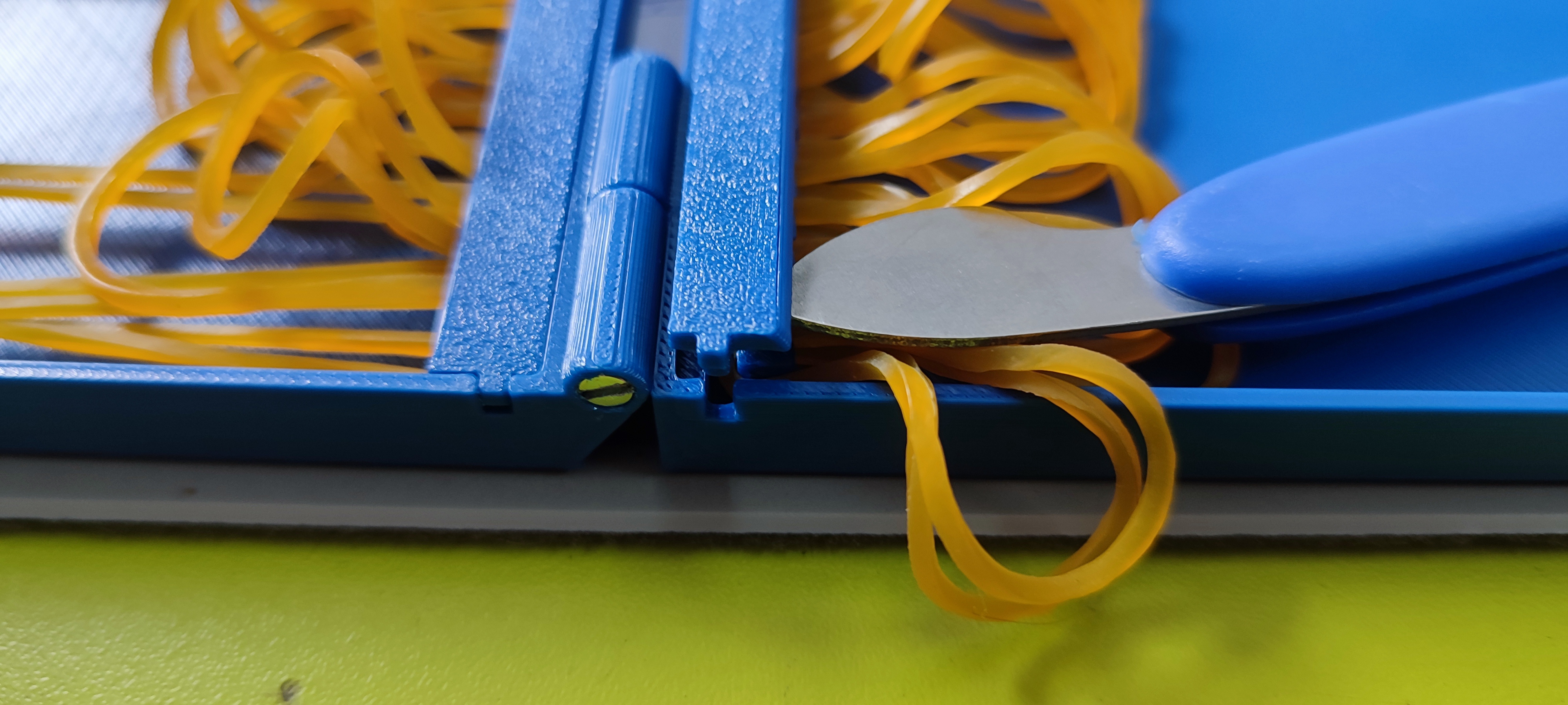 Бокс с крышкой с креплением для ликтрос для хранения 5 коробок для мух (103х175х20)