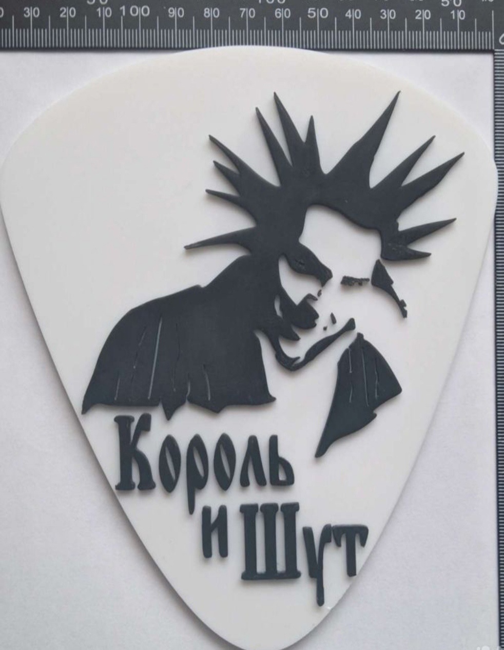 Эмблема король и шут на подставке