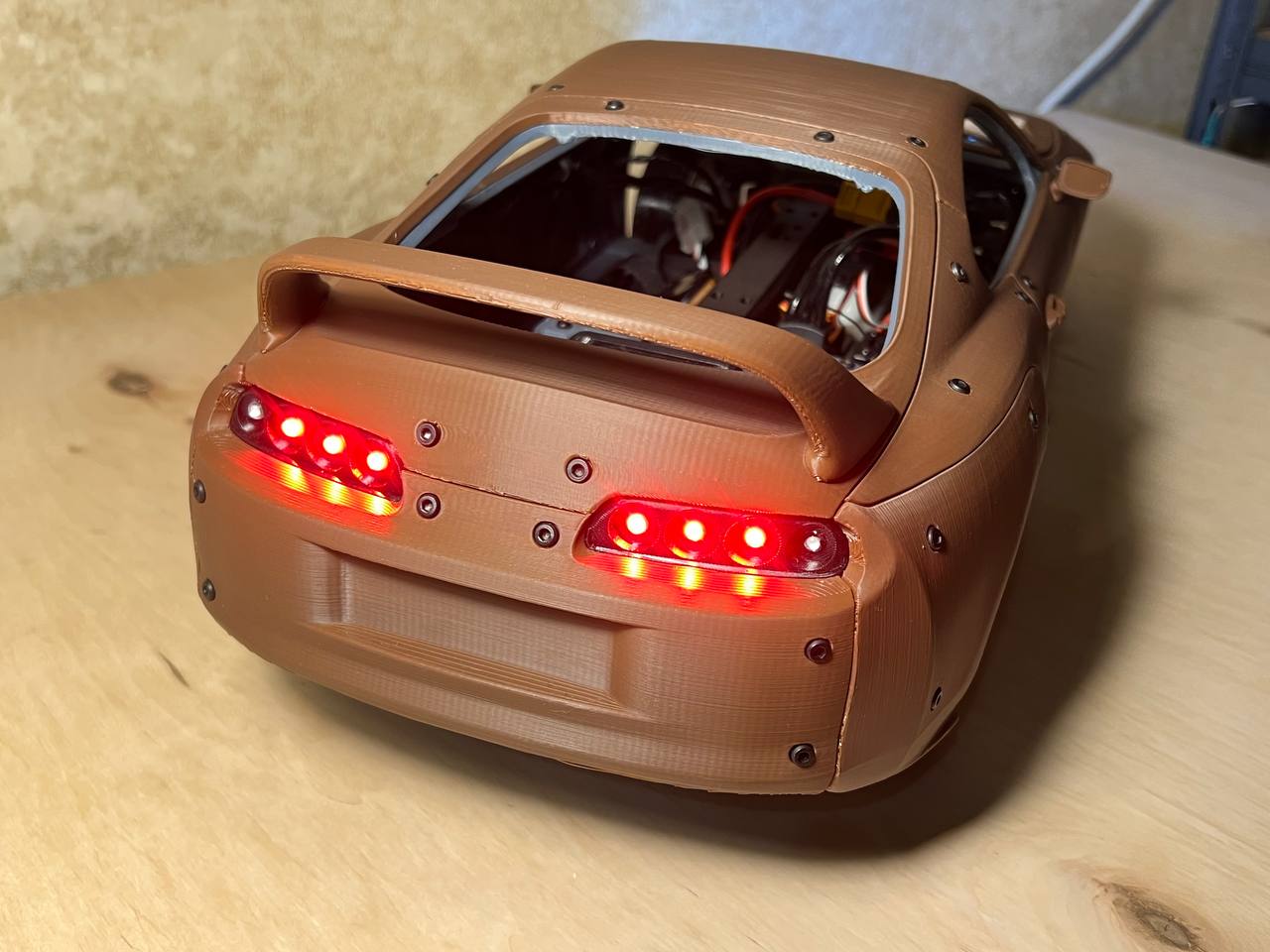 Радиоуправляемая модель Supra 1:10