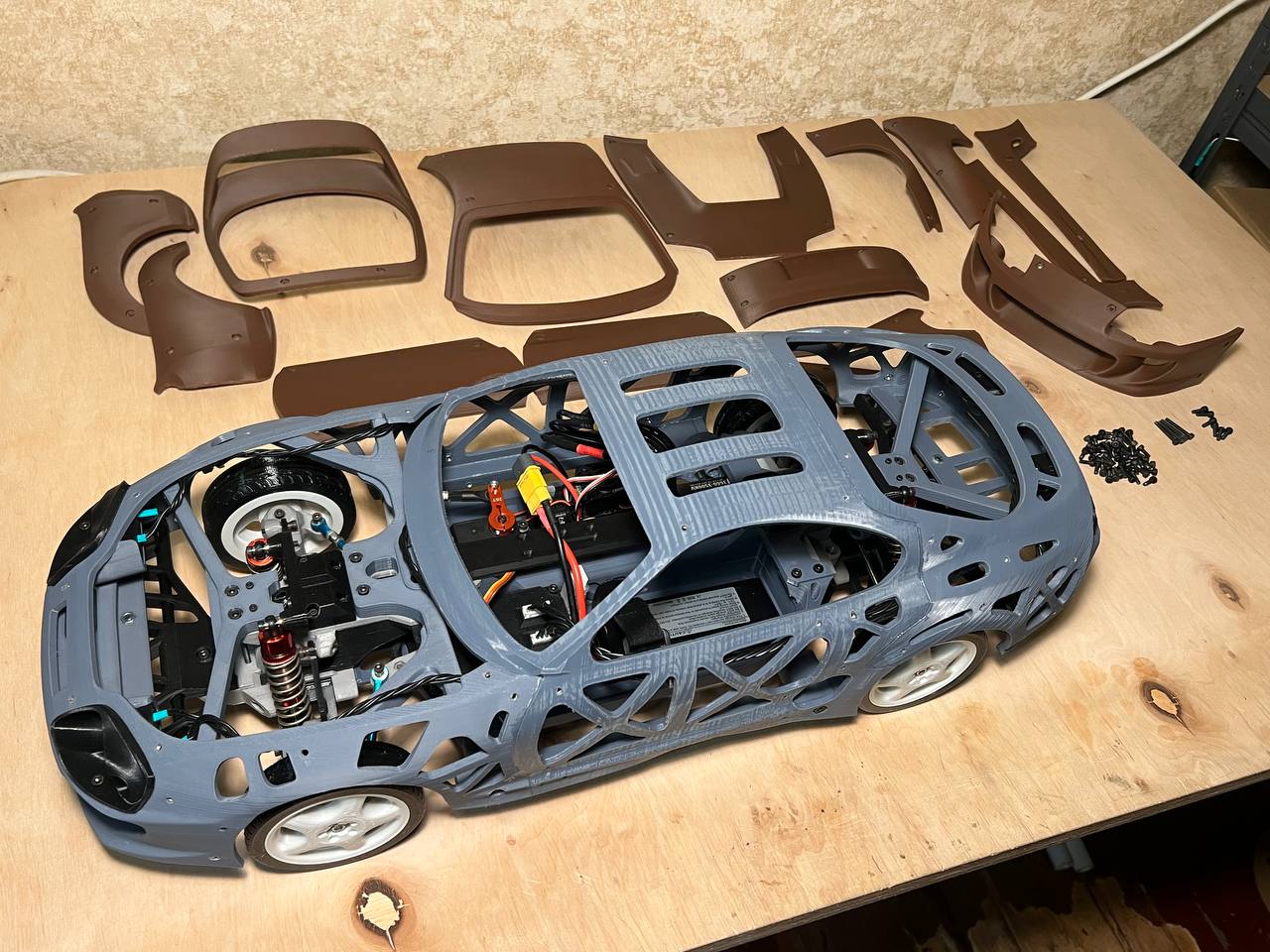 Радиоуправляемая модель Supra 1:10