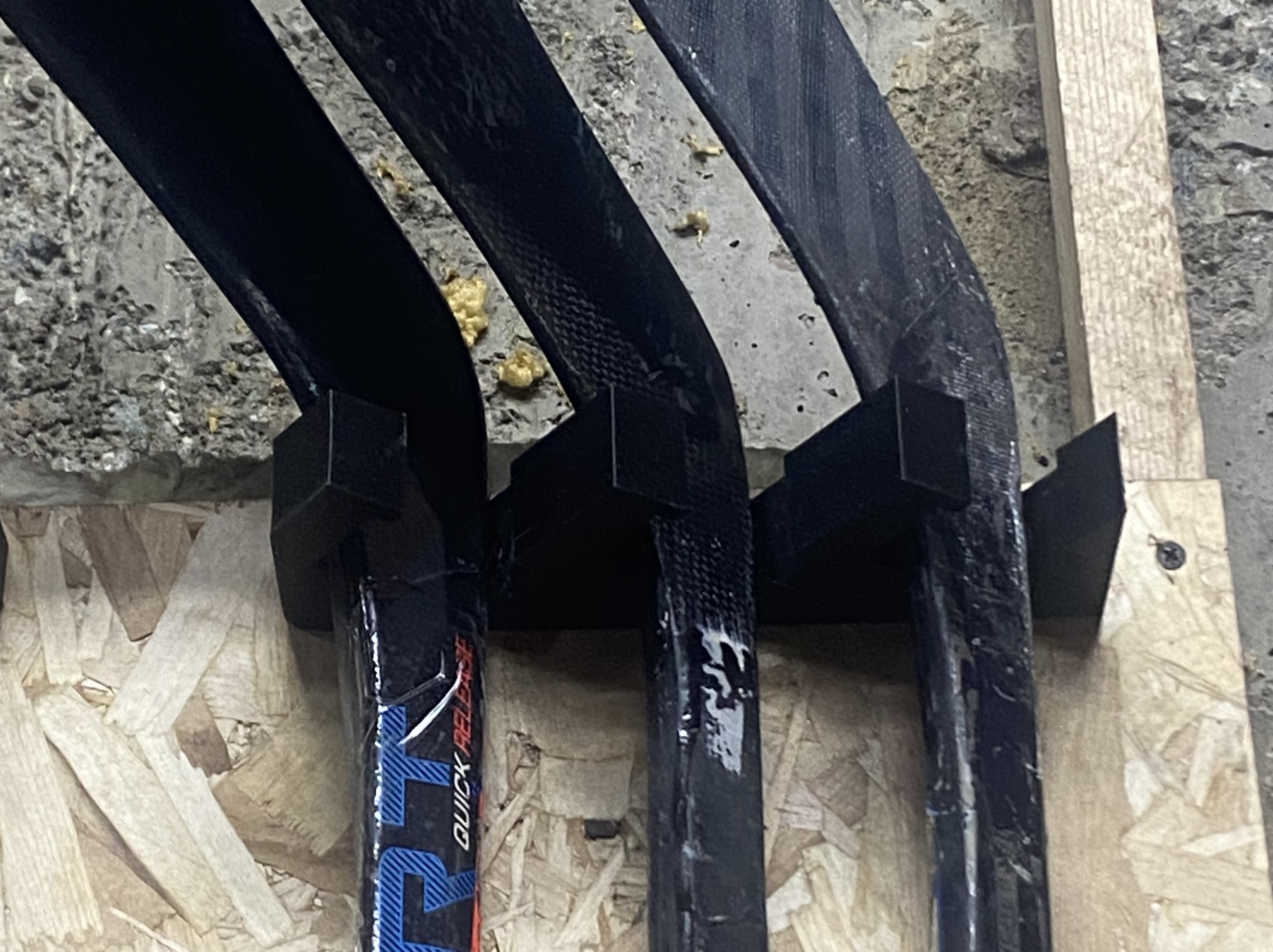 Крепление для хоккейных клюшек тройное