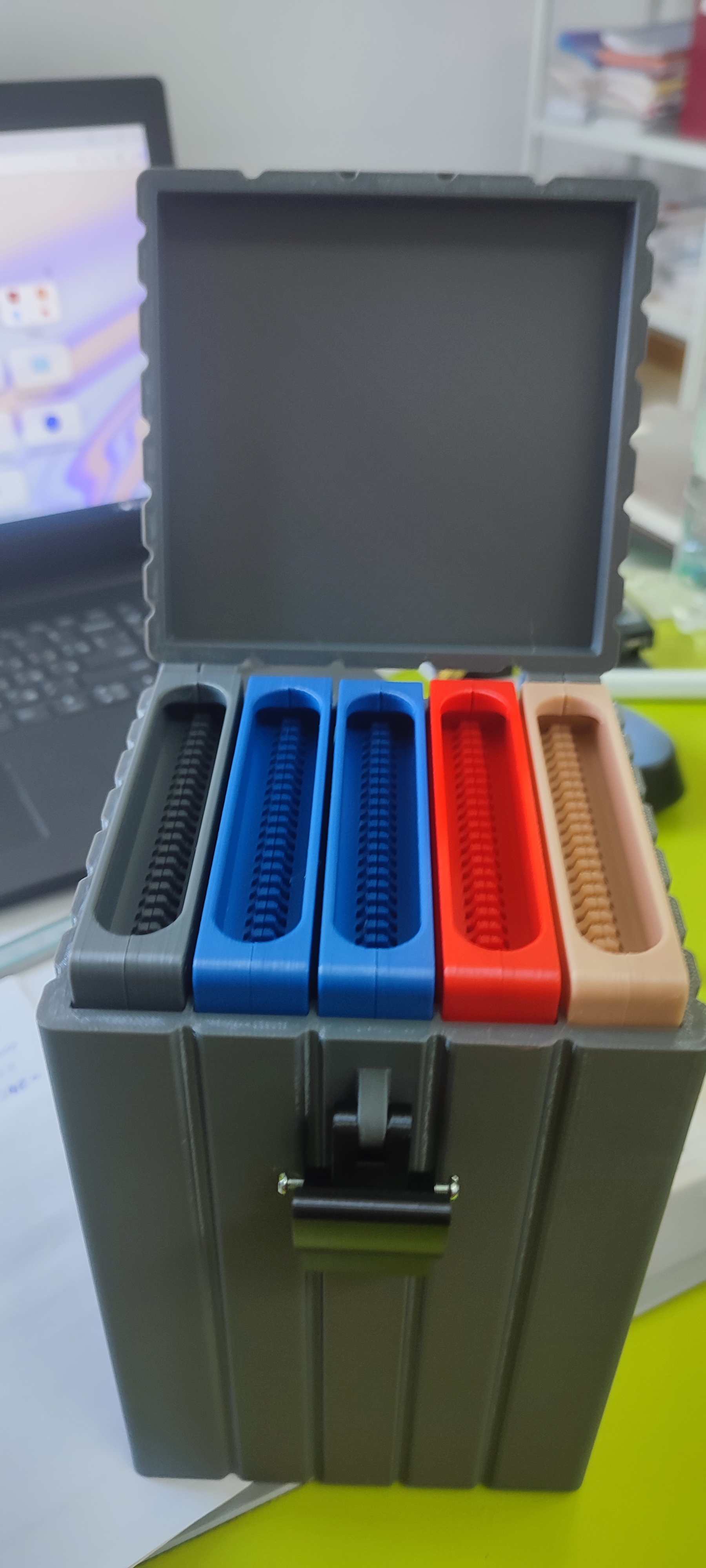 Бокс с крышкой с креплением для ликтрос для хранения 5 коробок для мух (103х175х20)