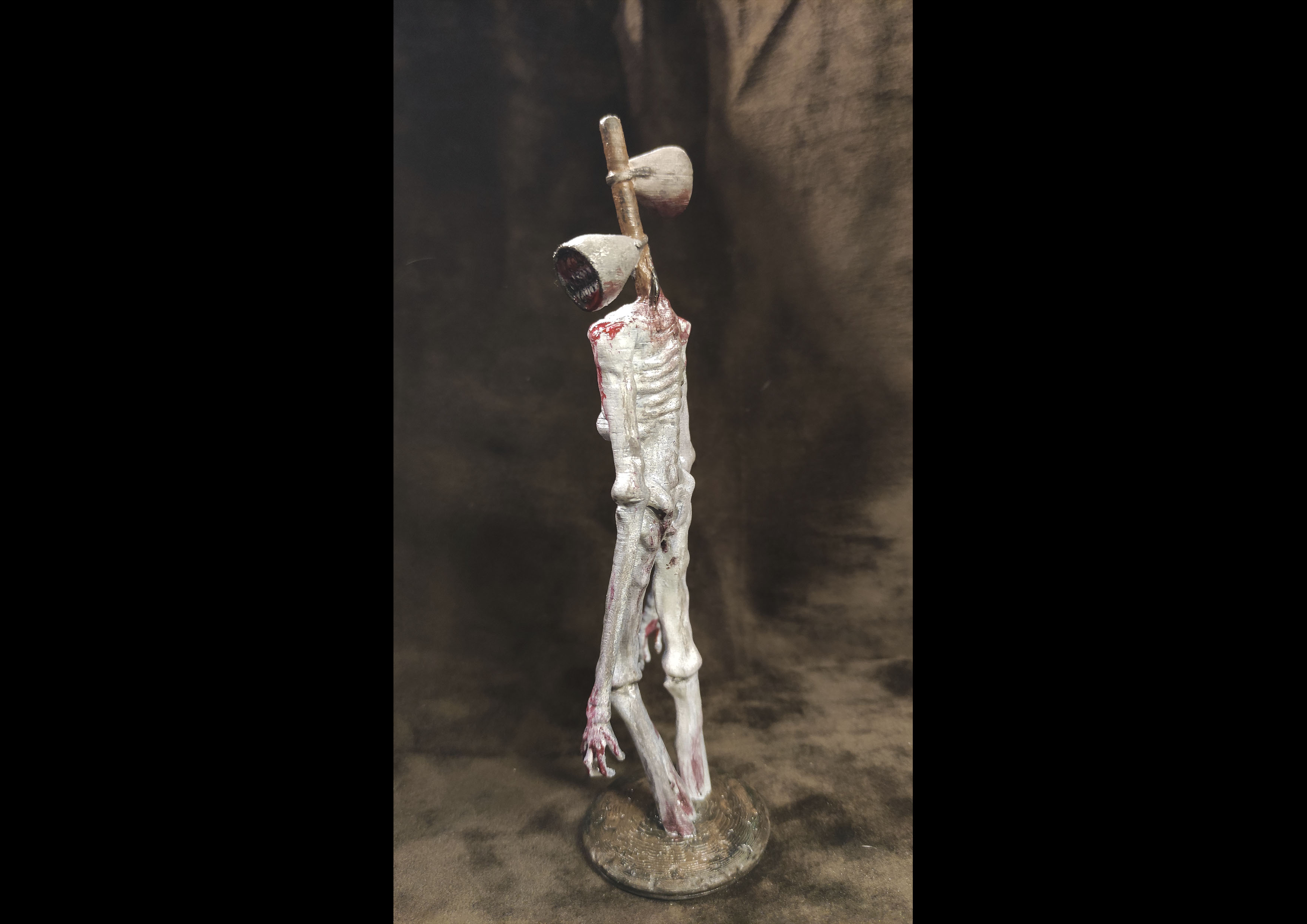 Скульптура персонажа SCP "Sirenhead"