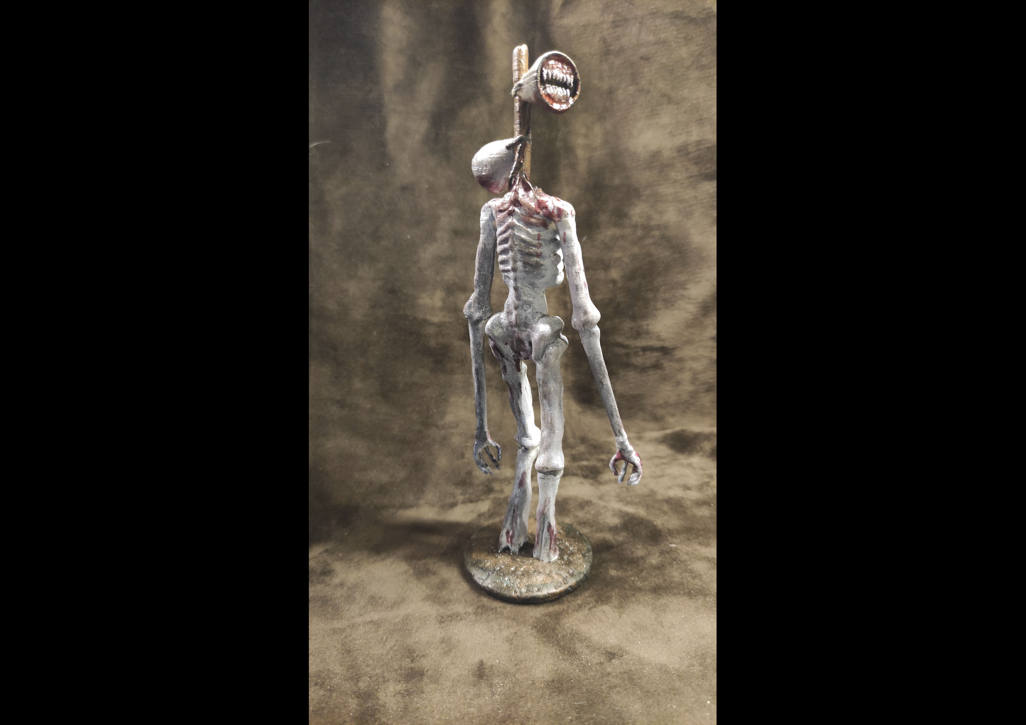 Скульптура персонажа SCP "Sirenhead"