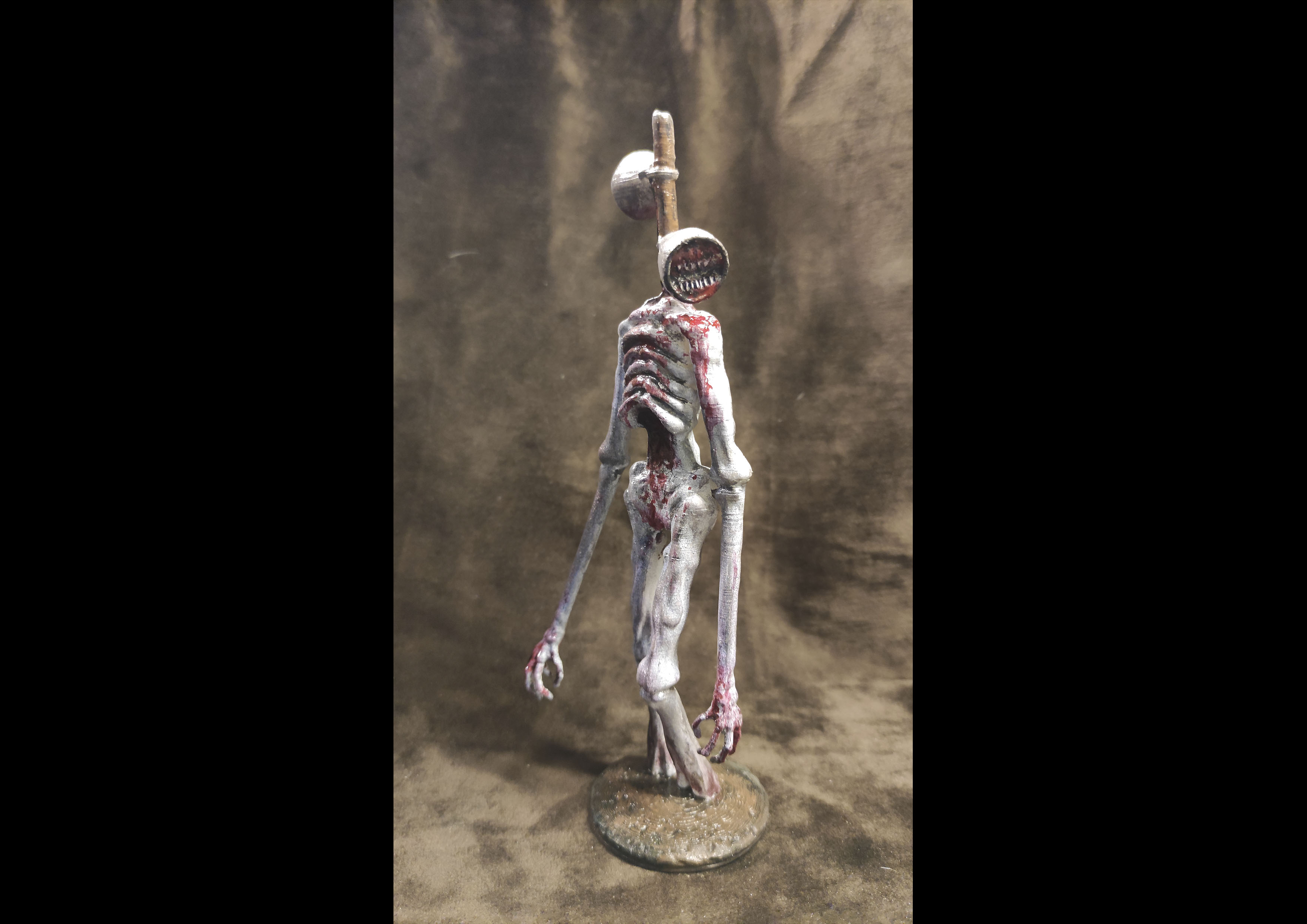 Скульптура персонажа SCP "Sirenhead"