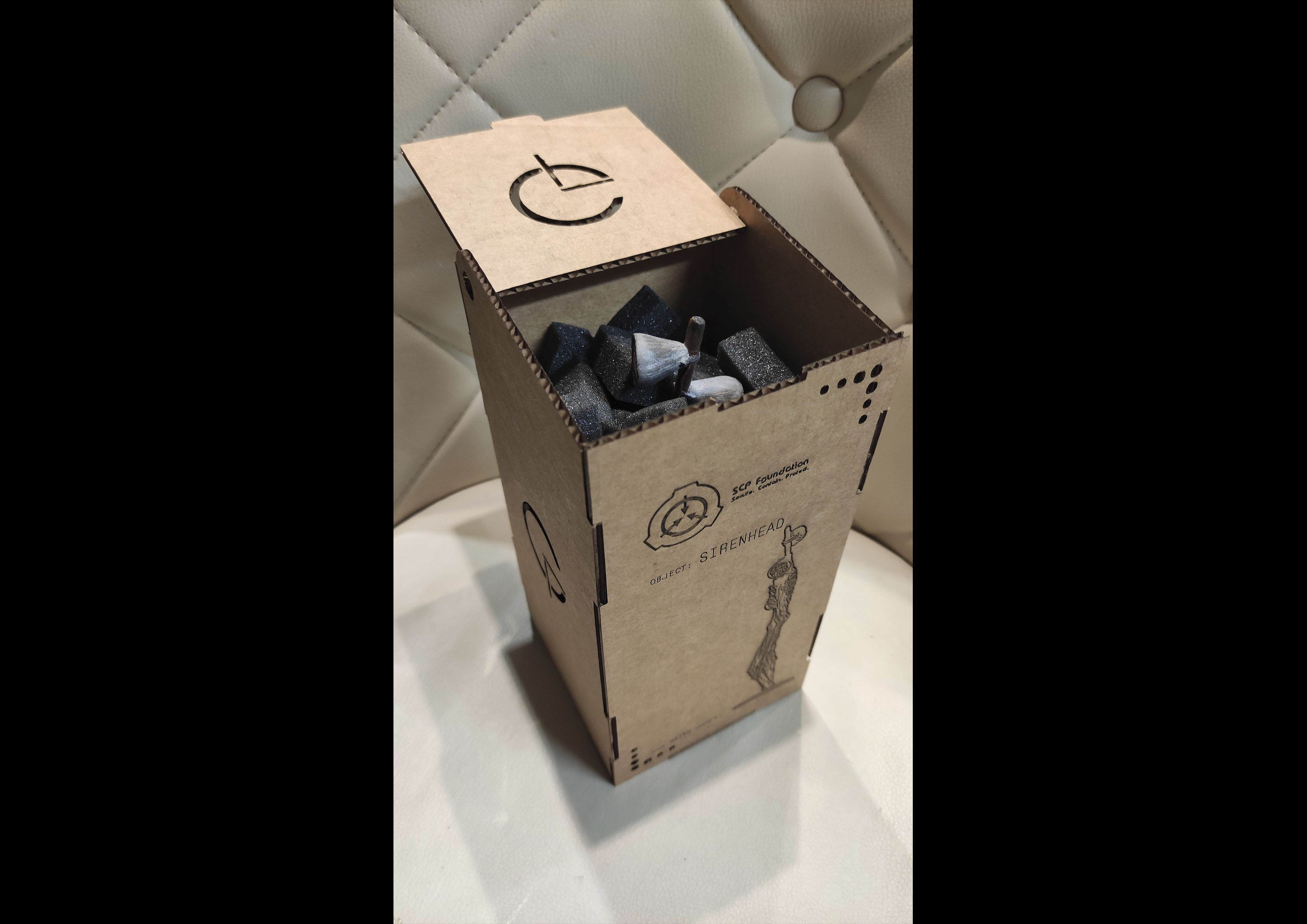 Скульптура персонажа SCP "Sirenhead"