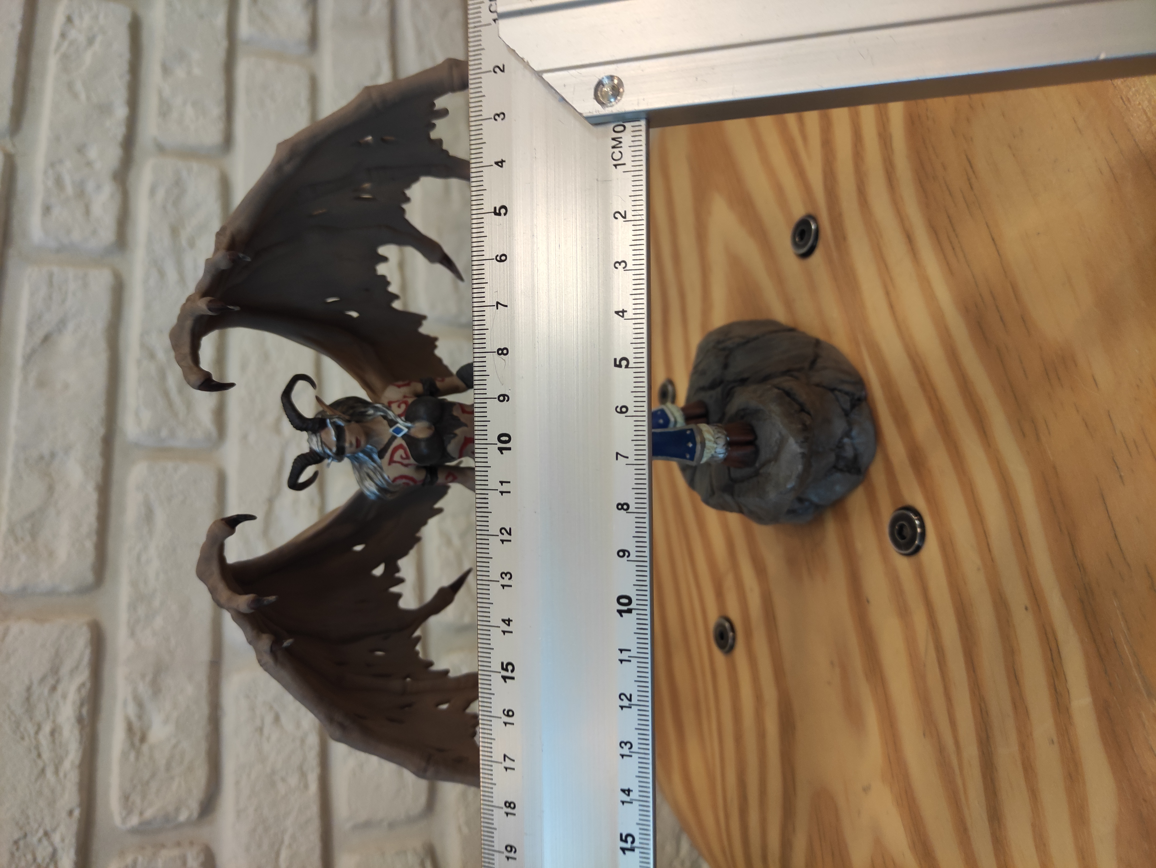 Демон с крыльями