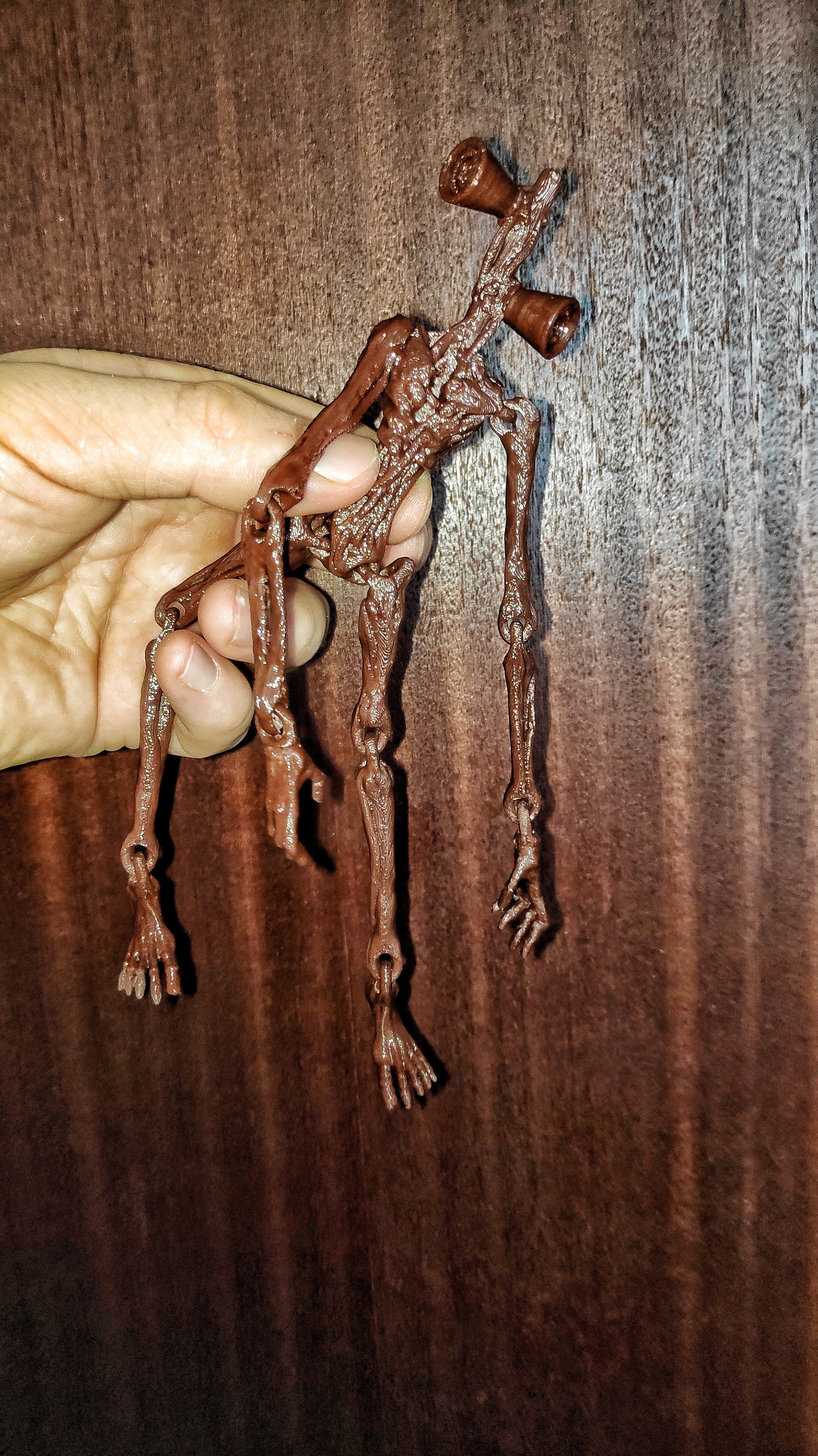 Сиреноголовый конечности двигаются