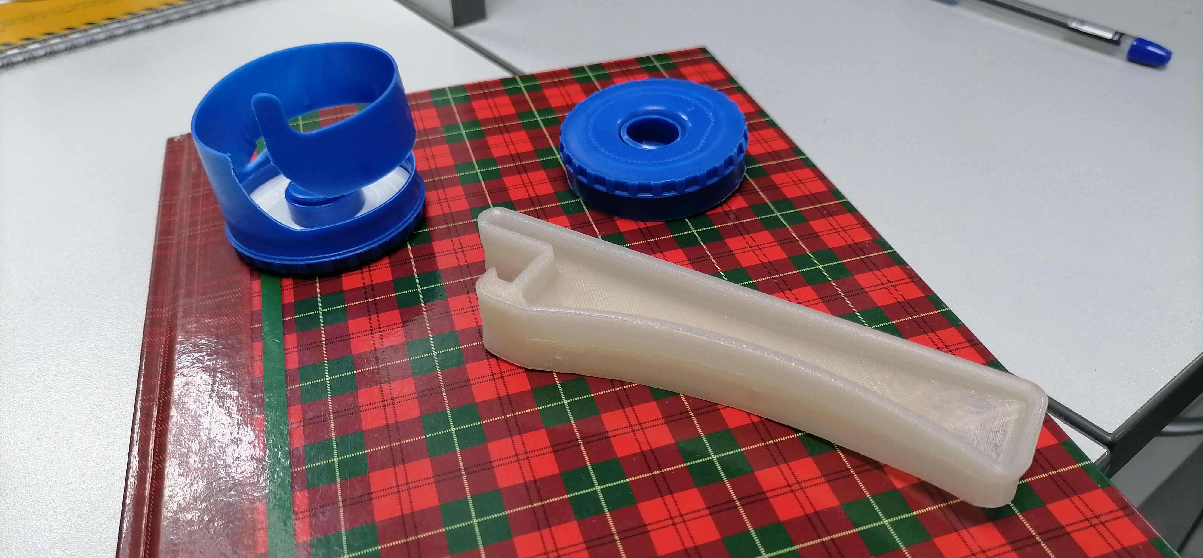 ключ для открывания крышек на бутылях для куллеров