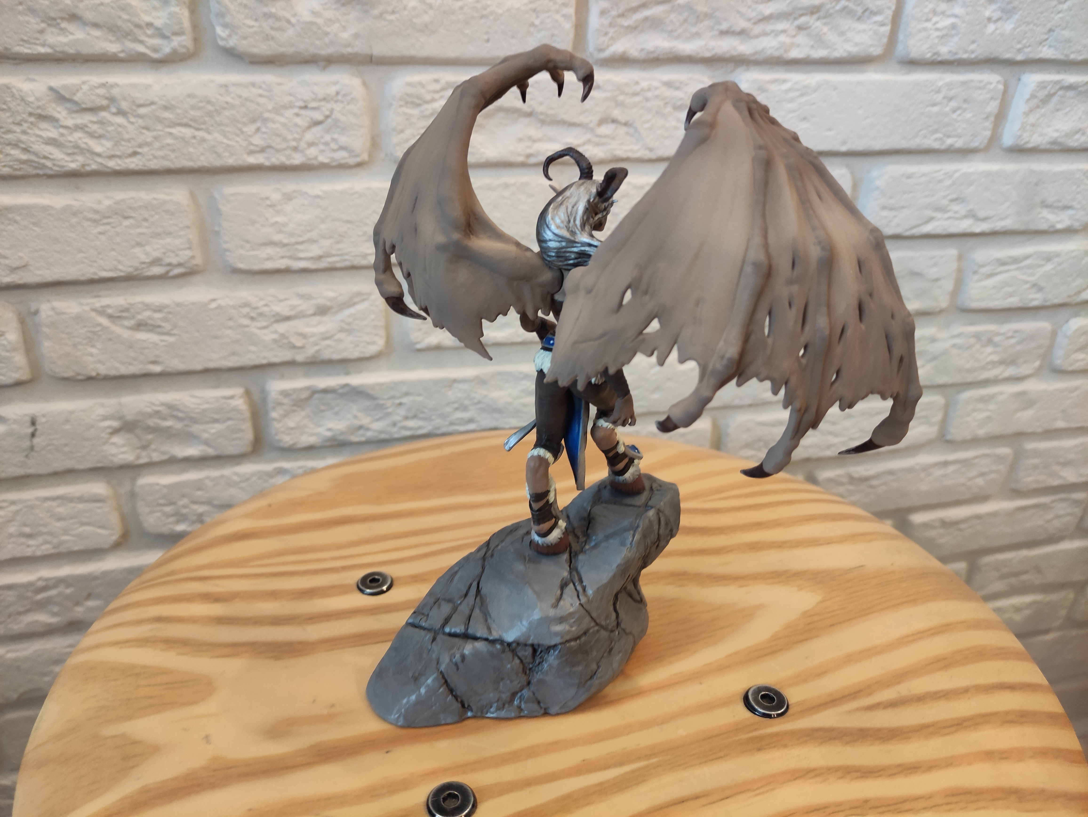 Демон с крыльями