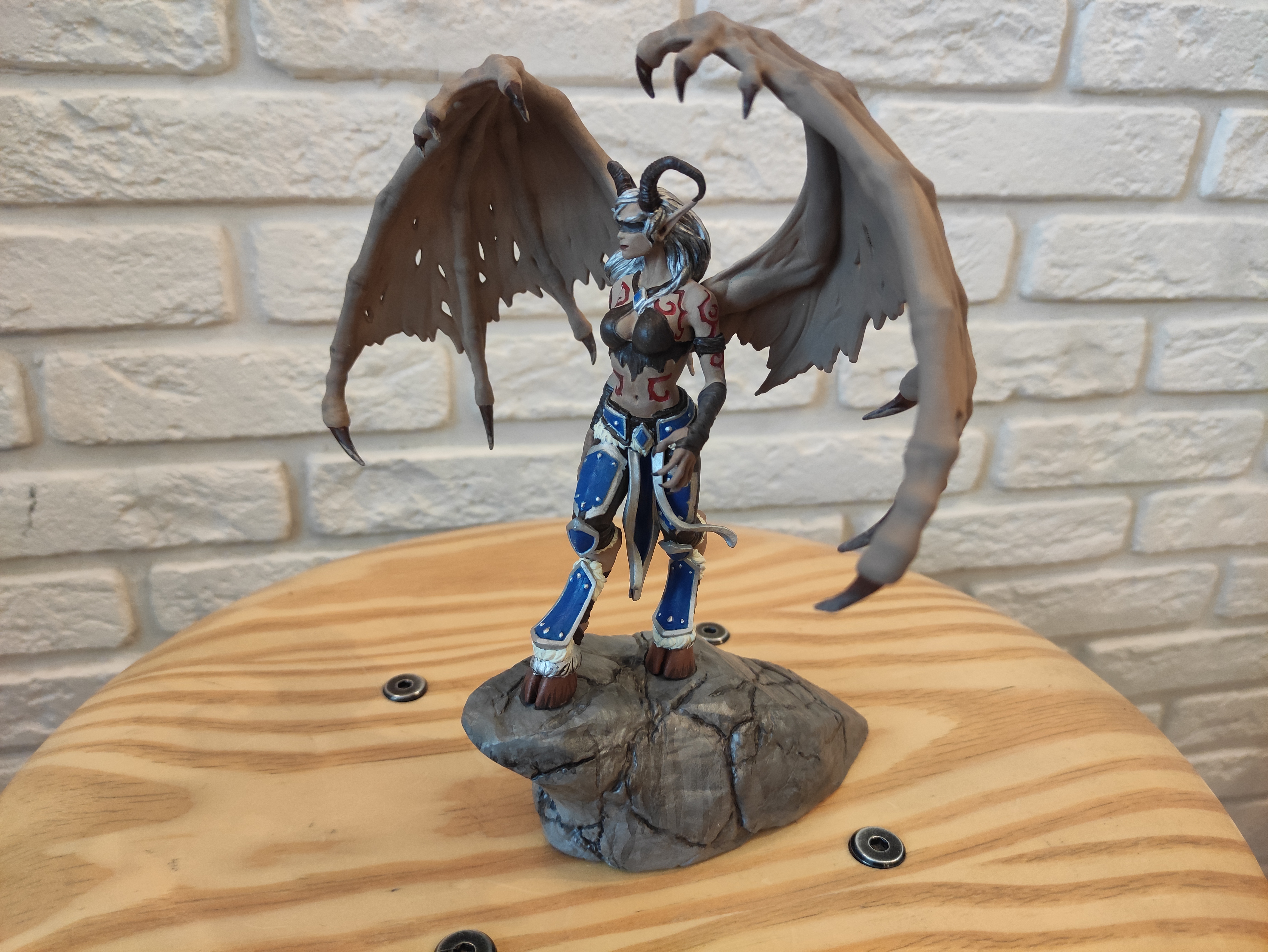 Демон с крыльями