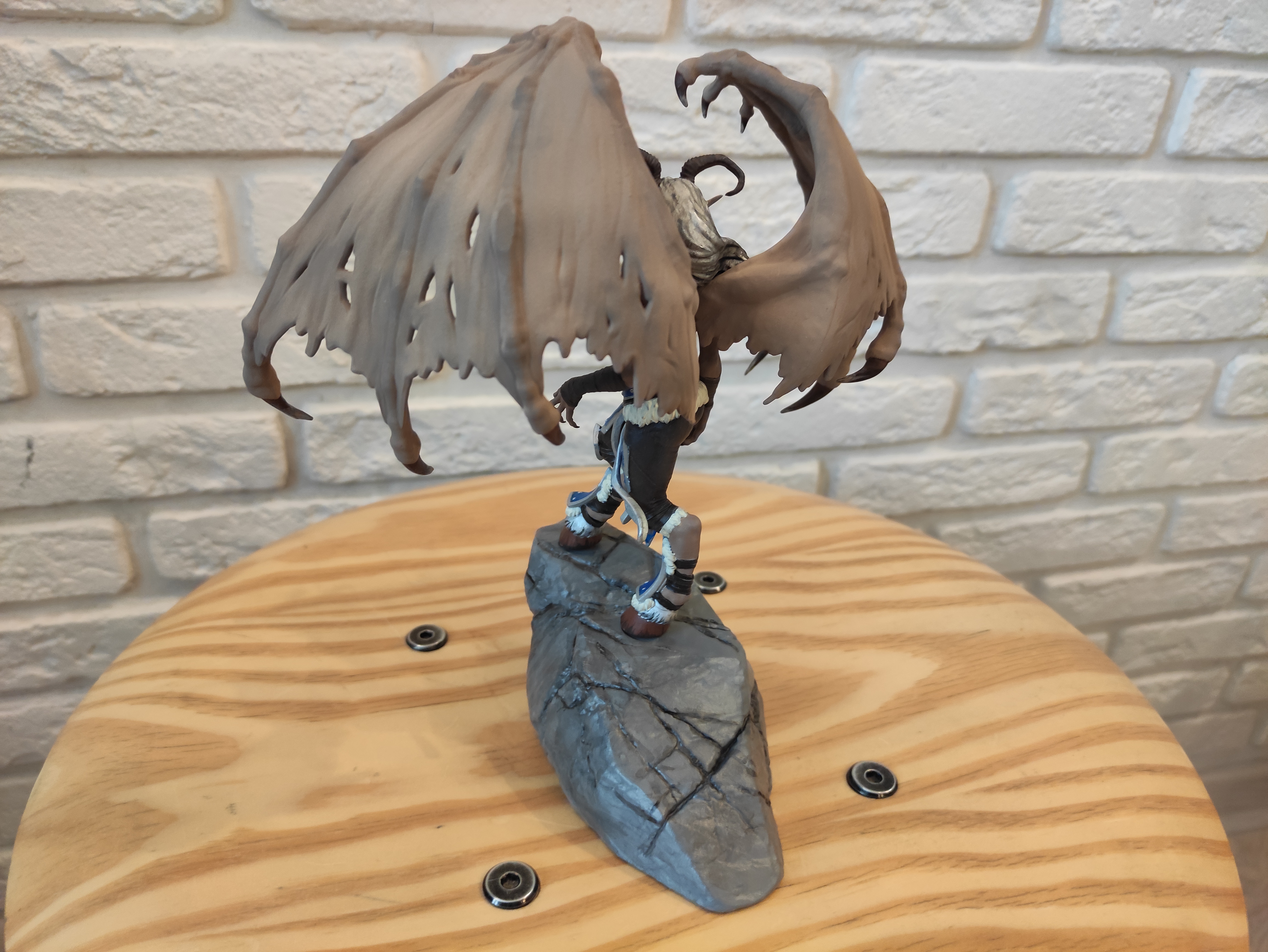 Демон с крыльями