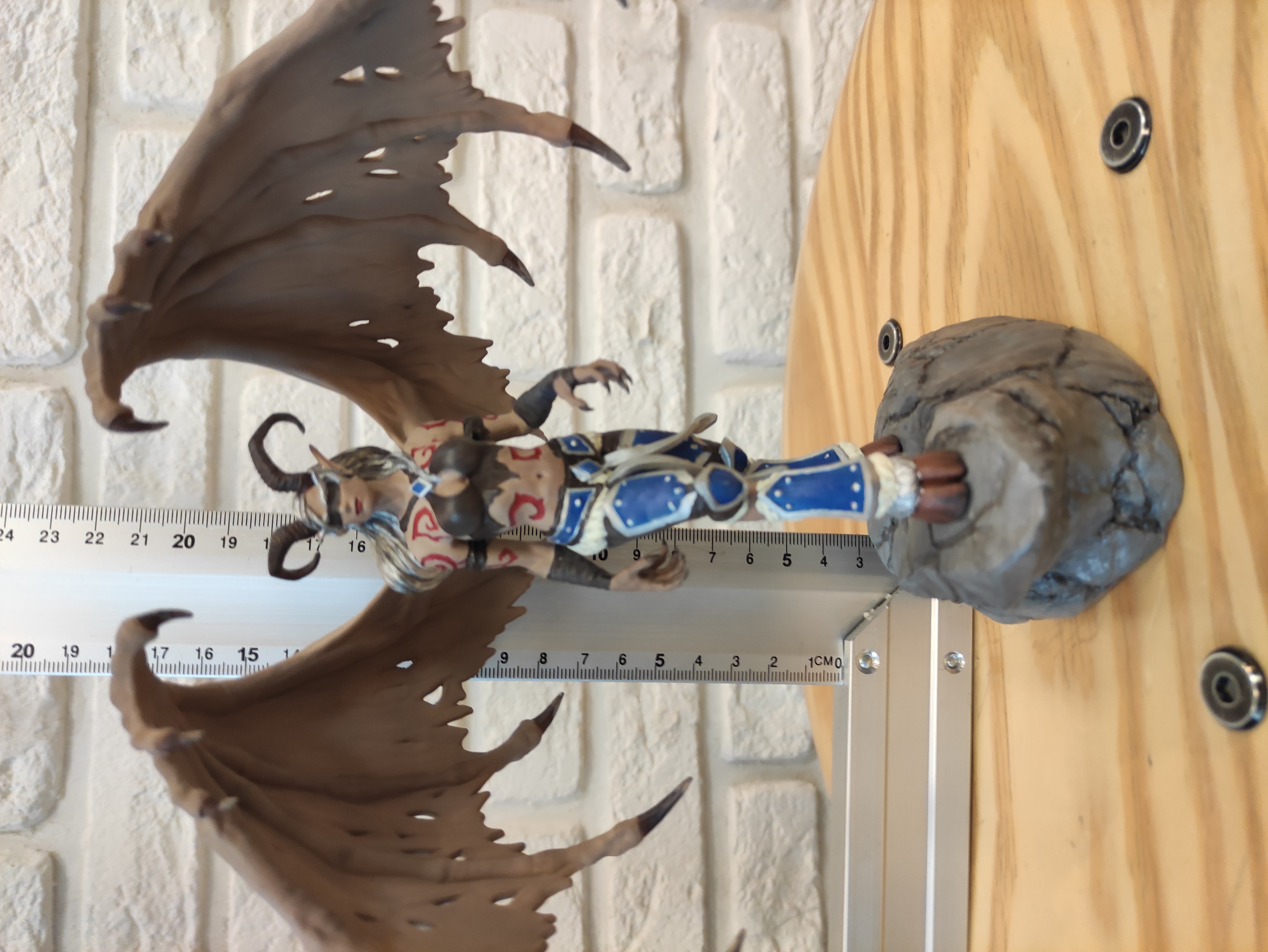 Демон с крыльями