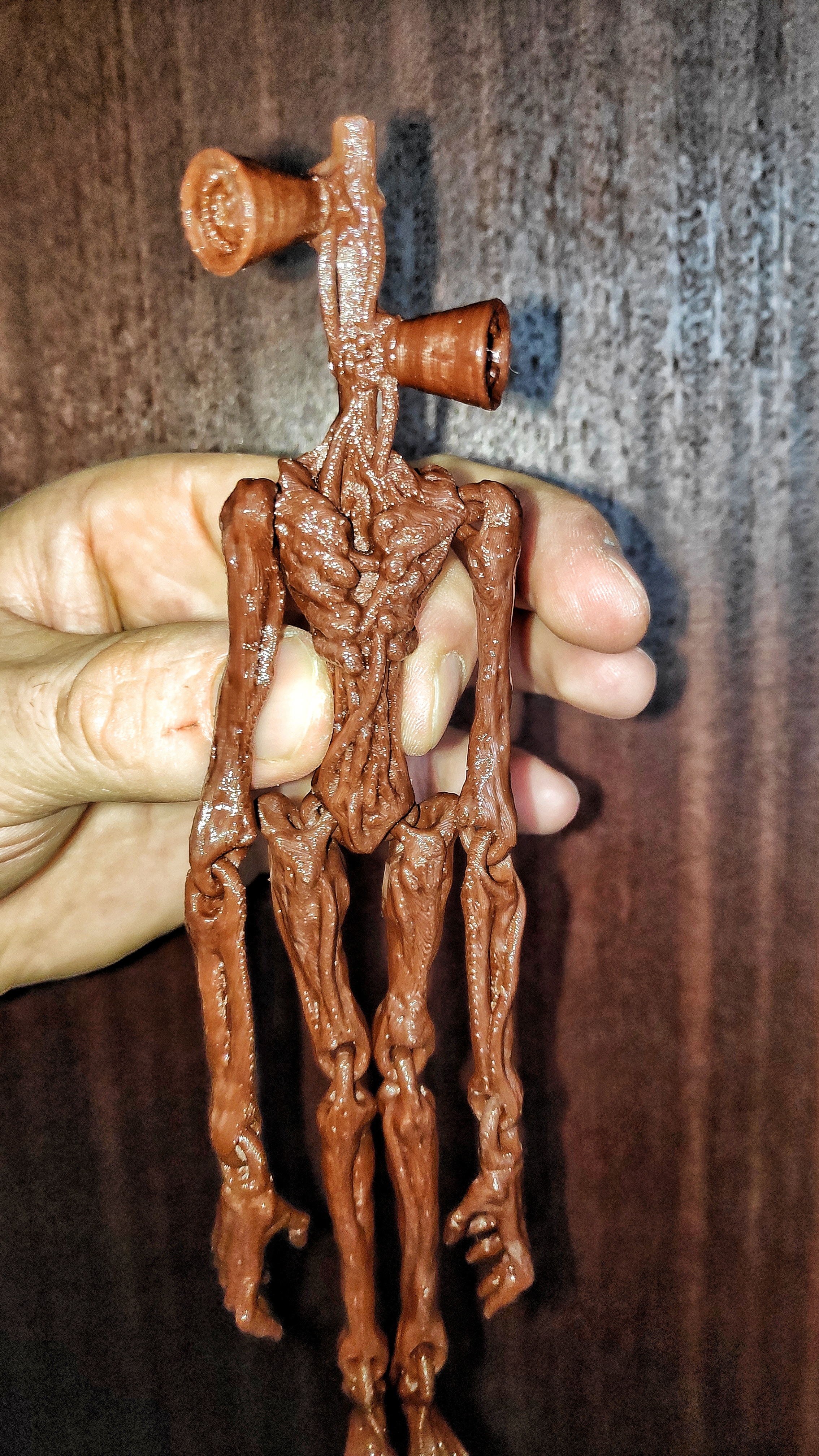 Сиреноголовый конечности двигаются