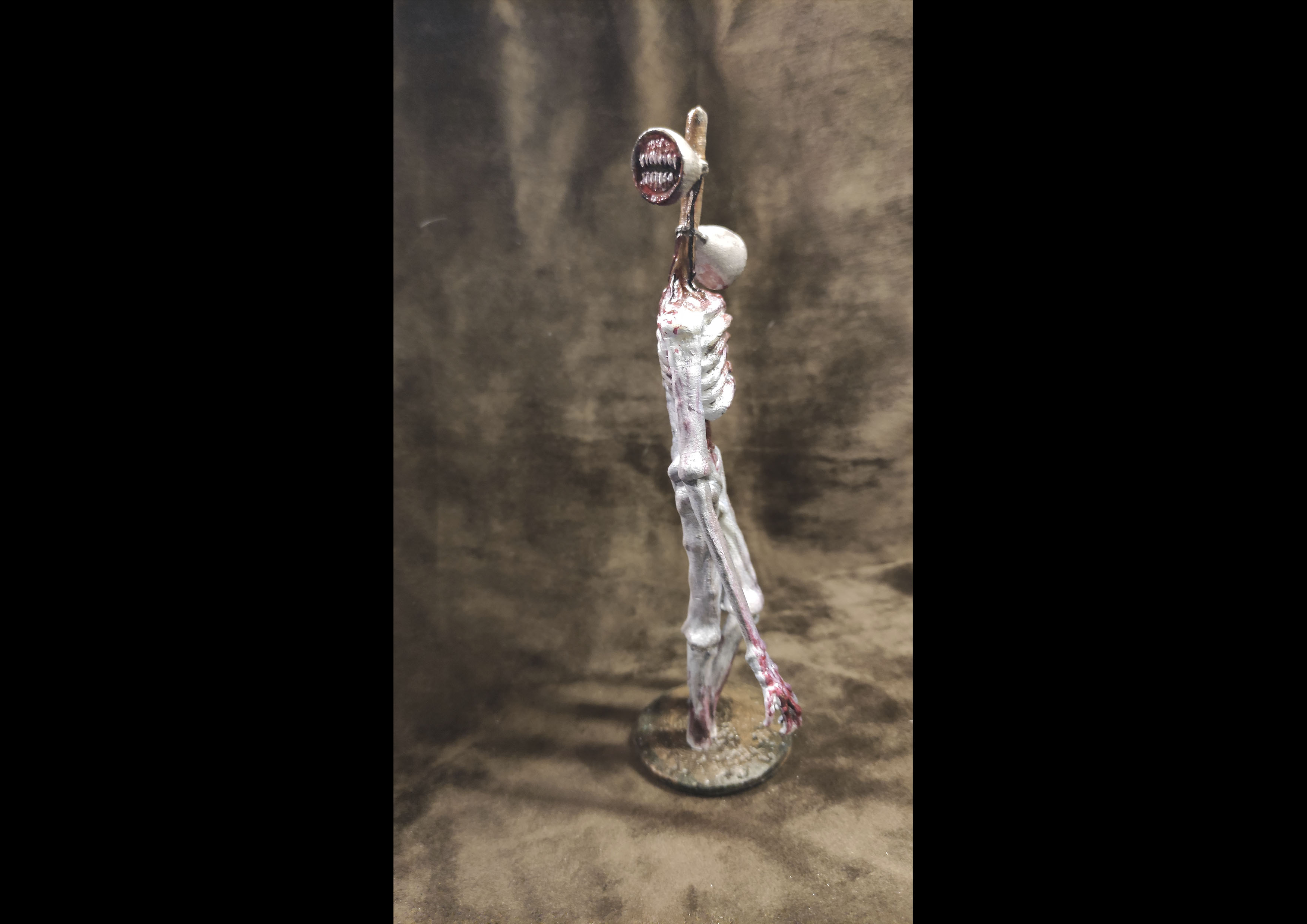 Скульптура персонажа SCP "Sirenhead"