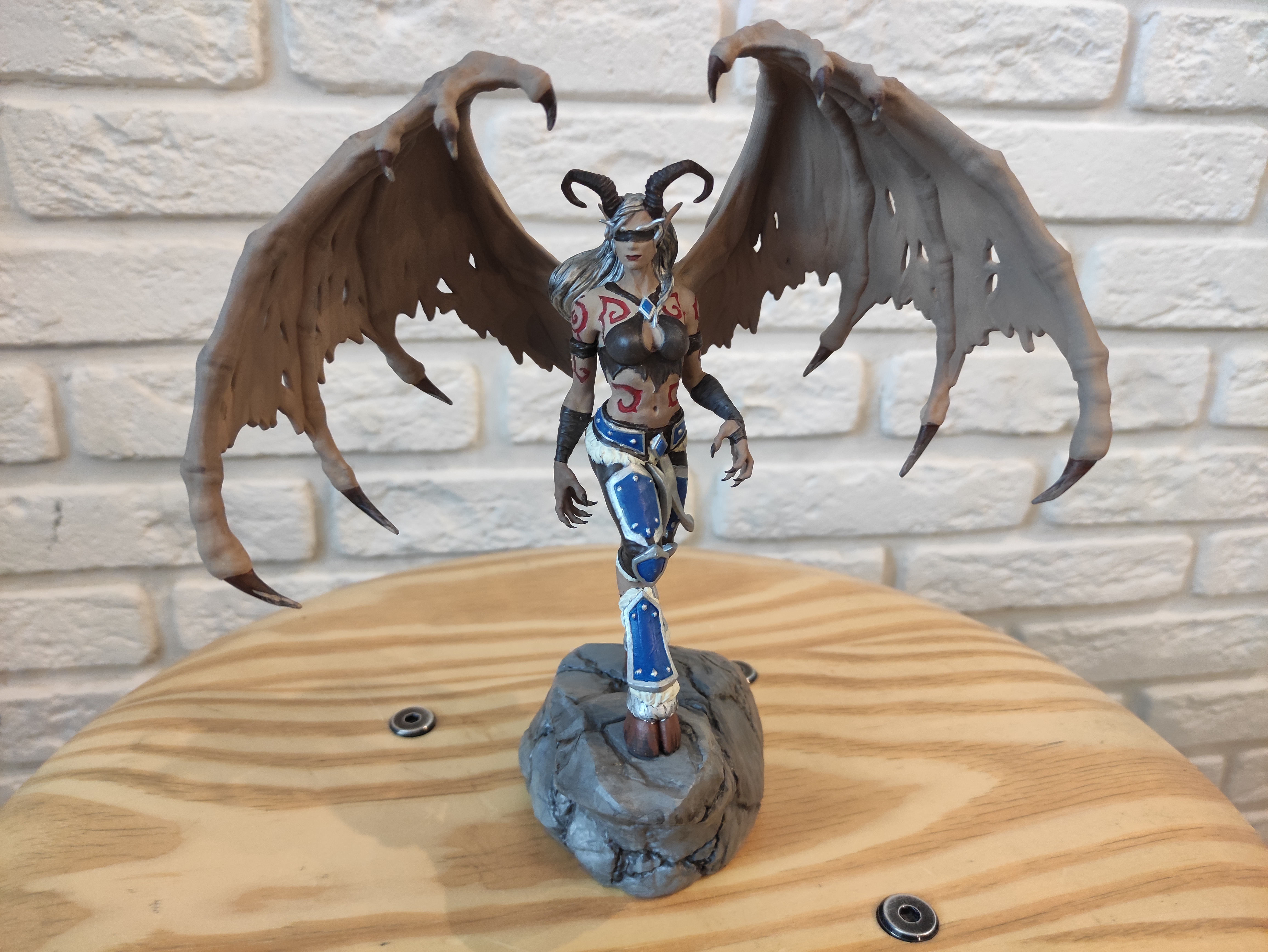 Демон с крыльями